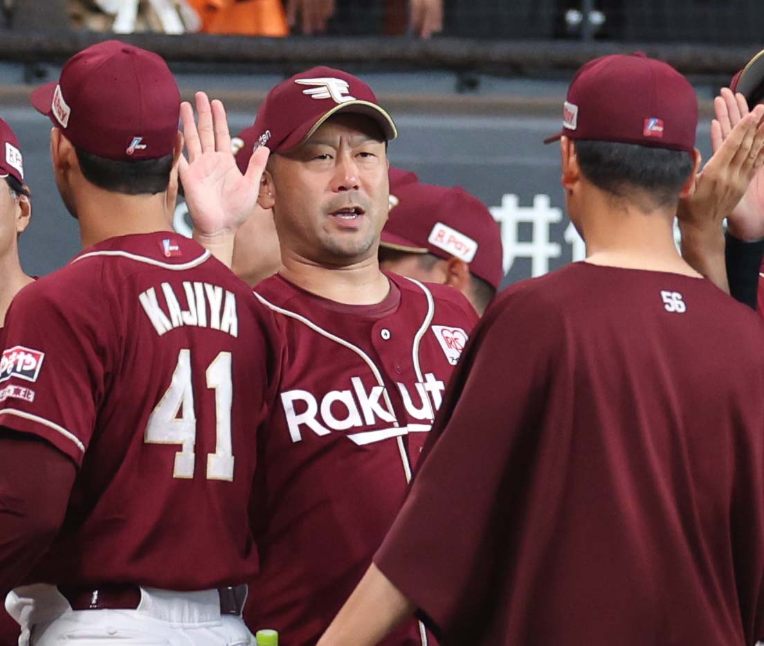 日本ハム対楽天　試合後、ナインを出迎える三木監督（撮影・黒川智章）