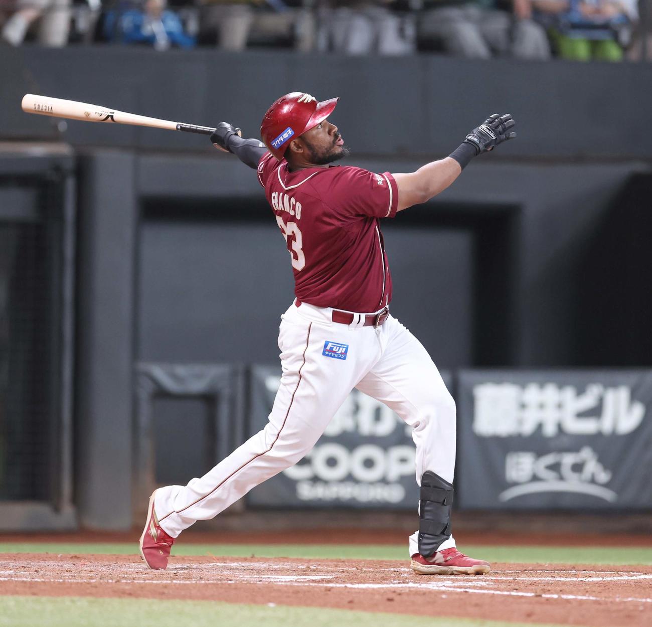 日本ハム対楽天　3回表楽天1死一、三塁、中犠飛を放つフランコ（撮影・黒川智章）
