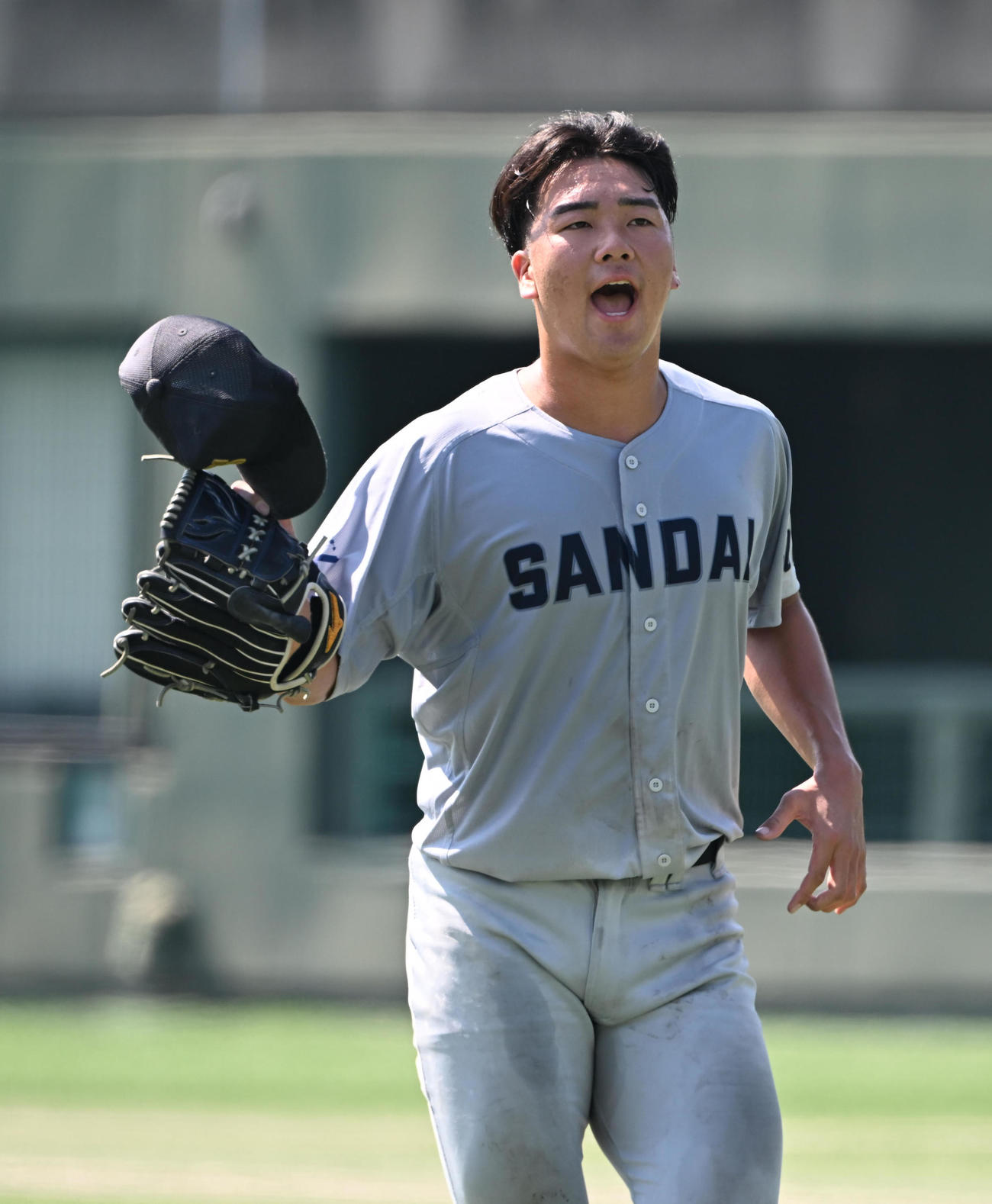 京産大対神戸学院大　4回裏神戸学院大2死一塁、山崎を三振に打ち取り、声をあげてベンチに戻る京産大・田村（撮影・和賀正仁）