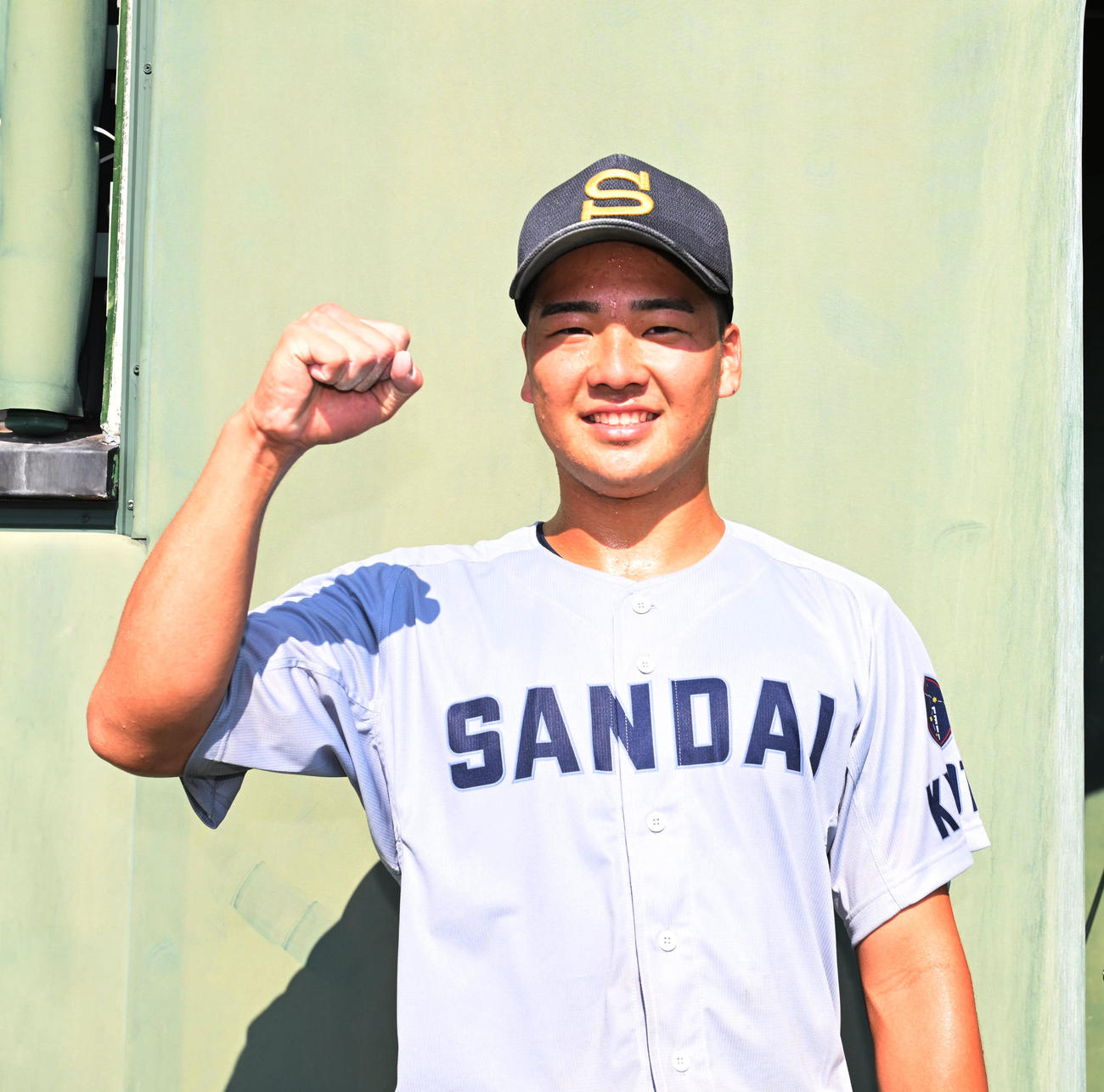 京産大対神戸学院大　完封勝利を飾った京産大・田村は笑顔でガッツポーズ（撮影・和賀正仁）