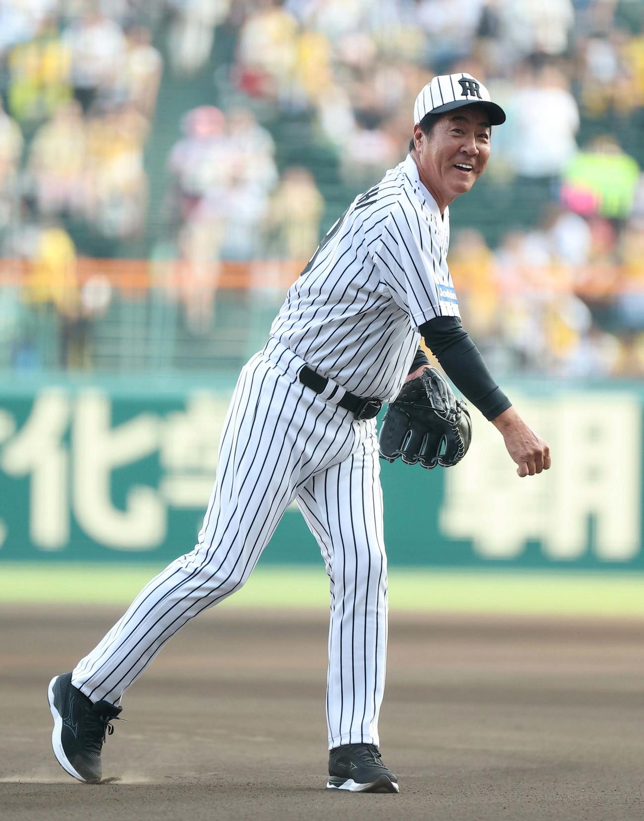 阪神対巨人　ファーストピッチセレモニーで投球する阪神OBの中西氏（撮影・上田博志）