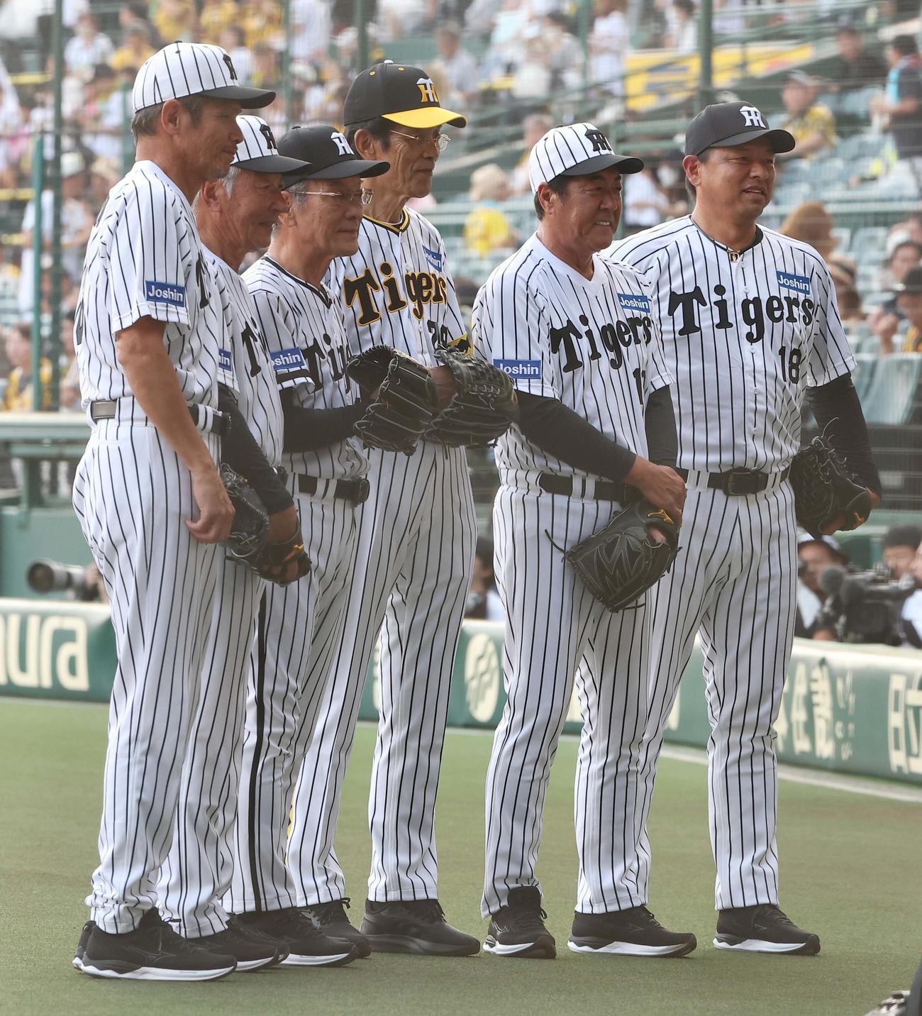 阪神対巨人　ファーストピッチセレモニーで投球した阪神OB左から野田氏、山本氏、上田氏、江本氏、中西氏、藪氏（撮影・上田博志）