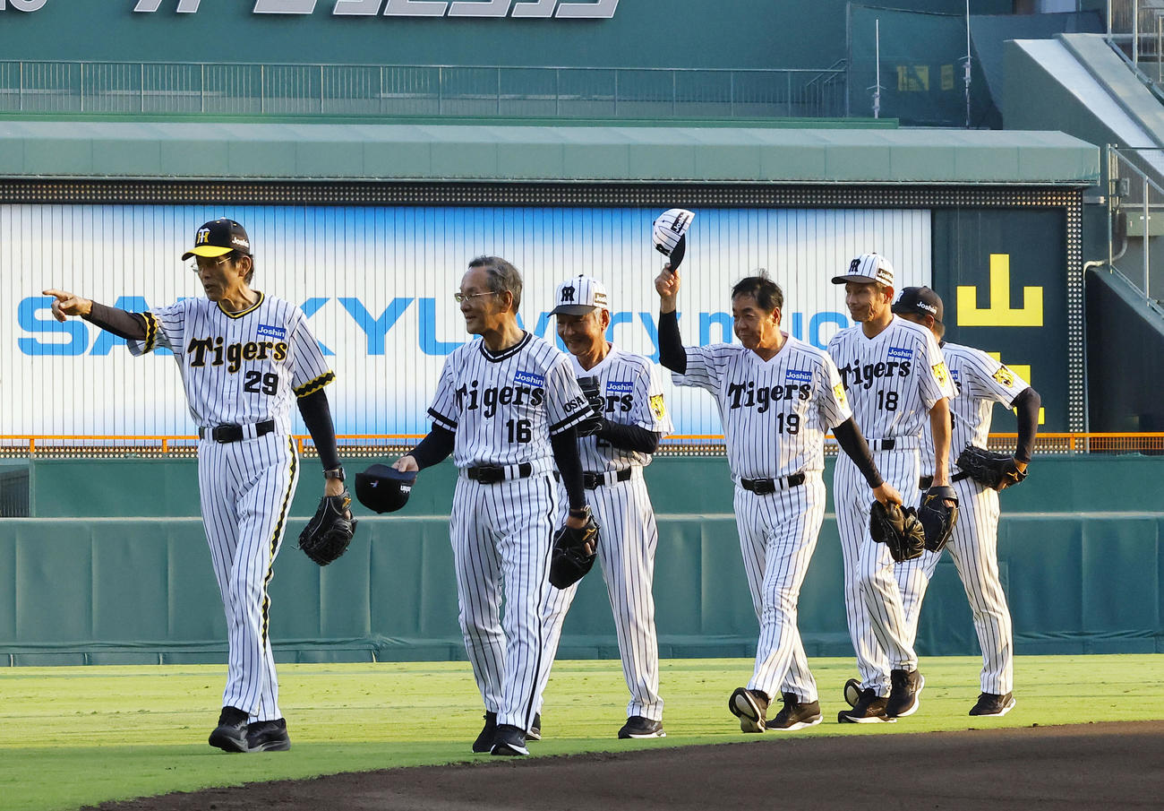 阪神対巨人　場内1周する江本孟紀氏、上田二朗氏、山本和行氏、中西清起氏、野田浩司氏、藪恵壹氏（撮影・藤尾明華）