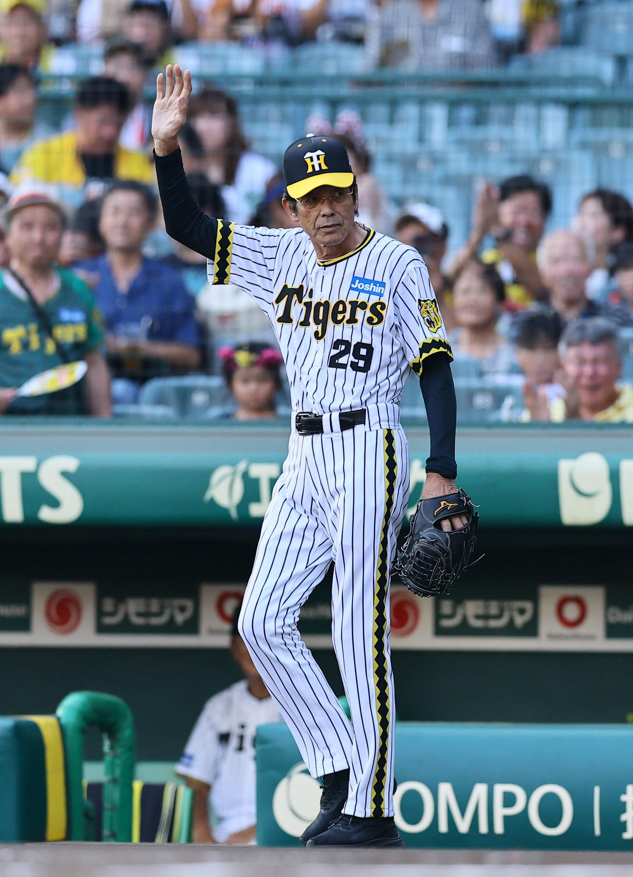 阪神対巨人　ファーストピッチに登場した江本孟紀氏（撮影・藤尾明華）