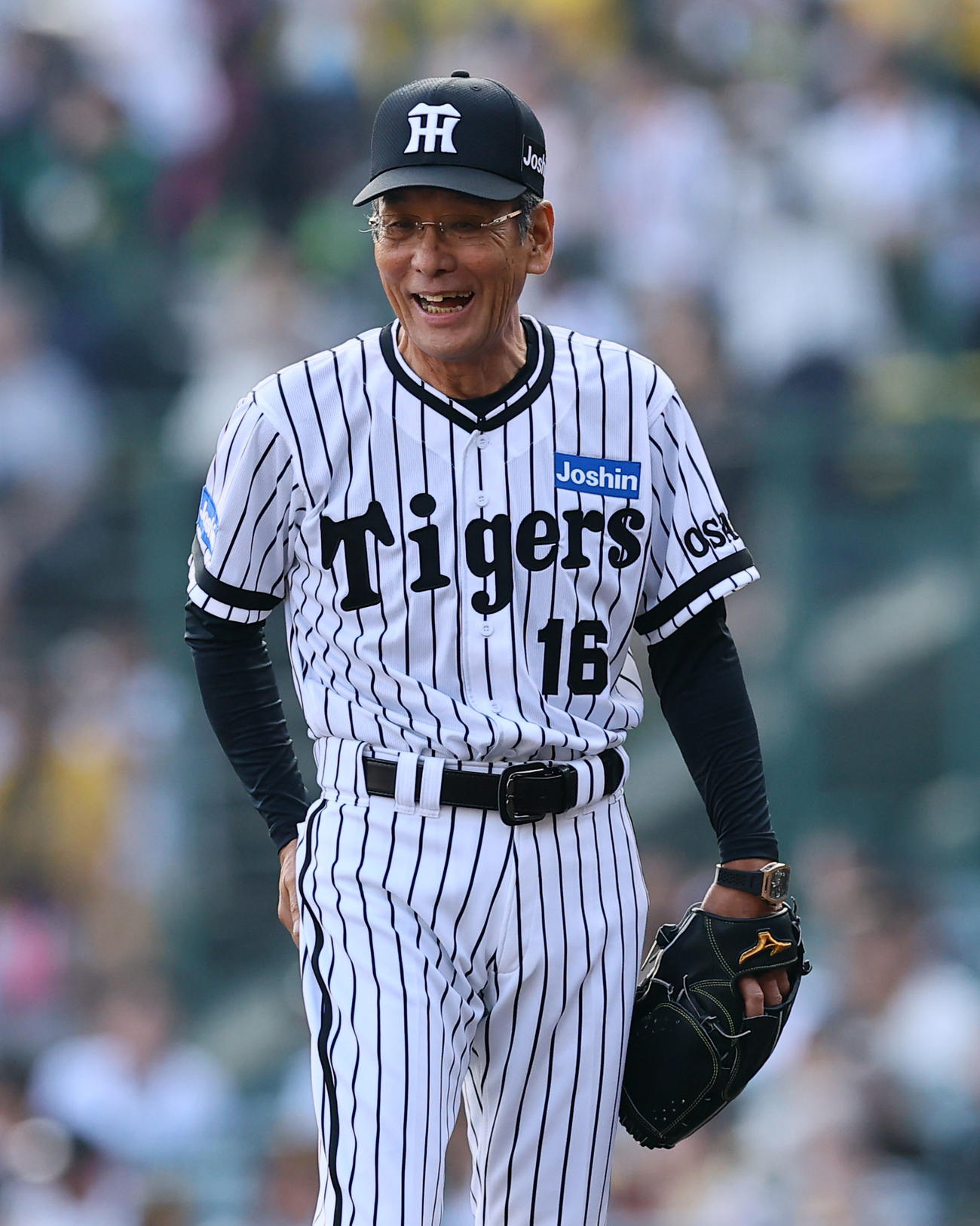阪神対巨人　ファーストピッチに登場した上田二朗氏（撮影・藤尾明華）