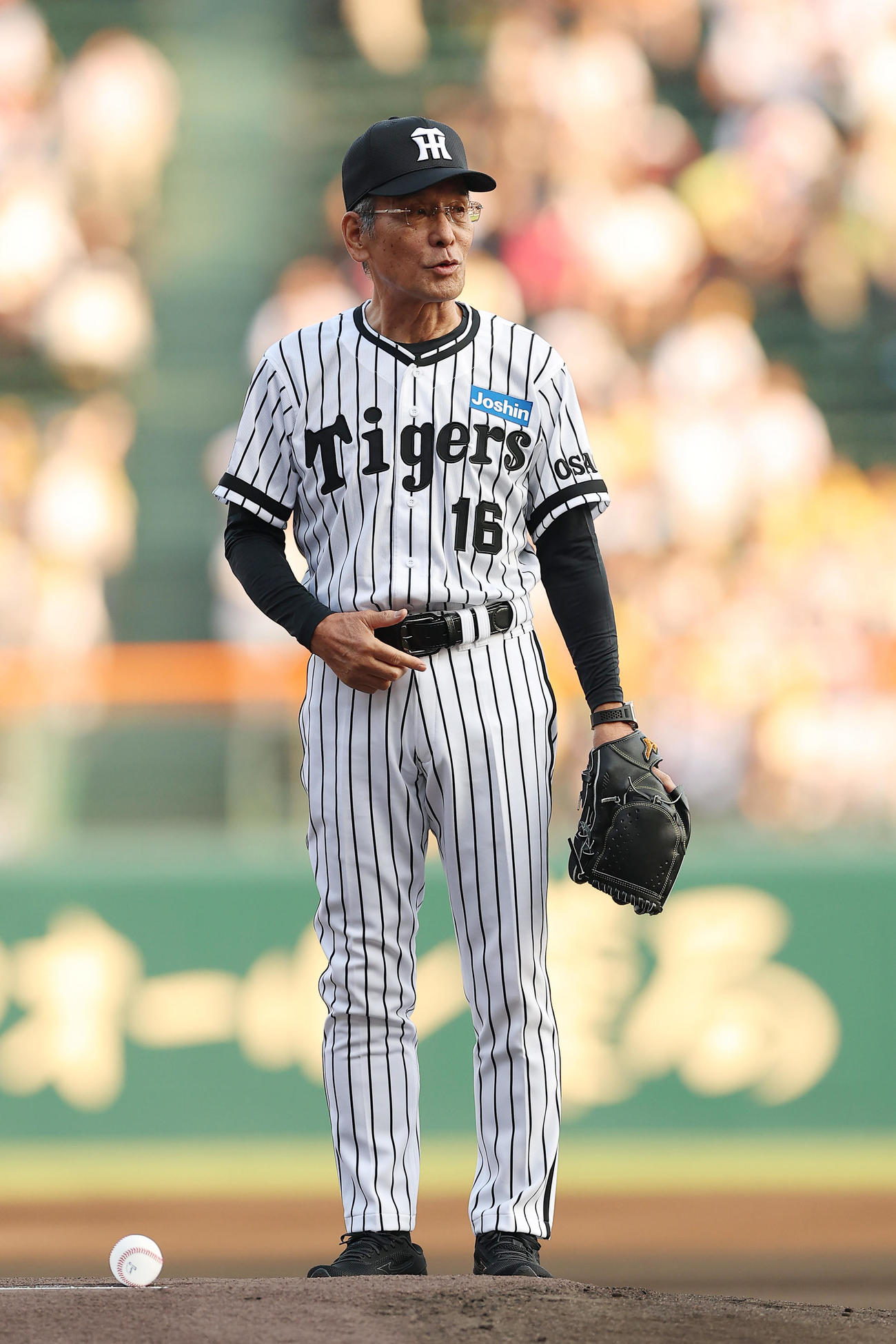 阪神対巨人　ファーストピッチセレモニーに登場した上田二朗氏（撮影・前田充）