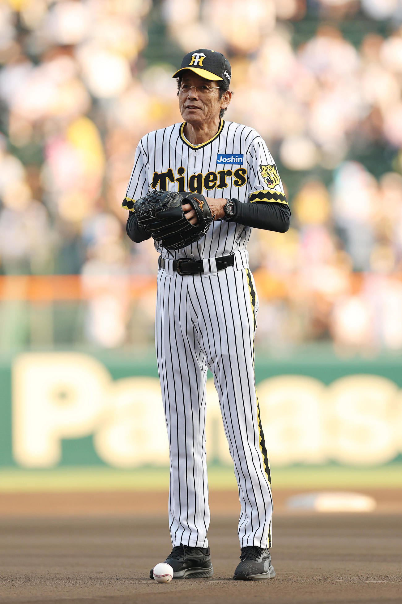 阪神対巨人　ファーストピッチセレモニーに登場した江本孟紀氏（撮影・前田充）