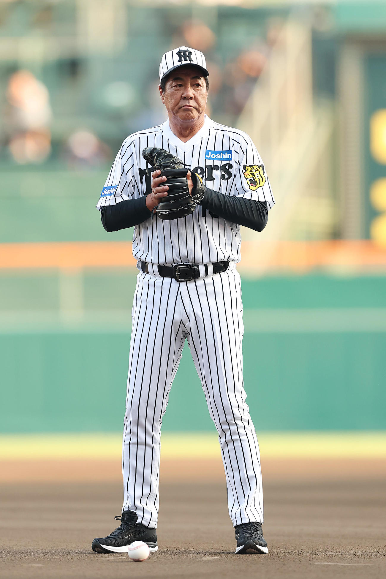 阪神対巨人　ファーストピッチセレモニーに登場した中西清起氏（撮影・前田充）