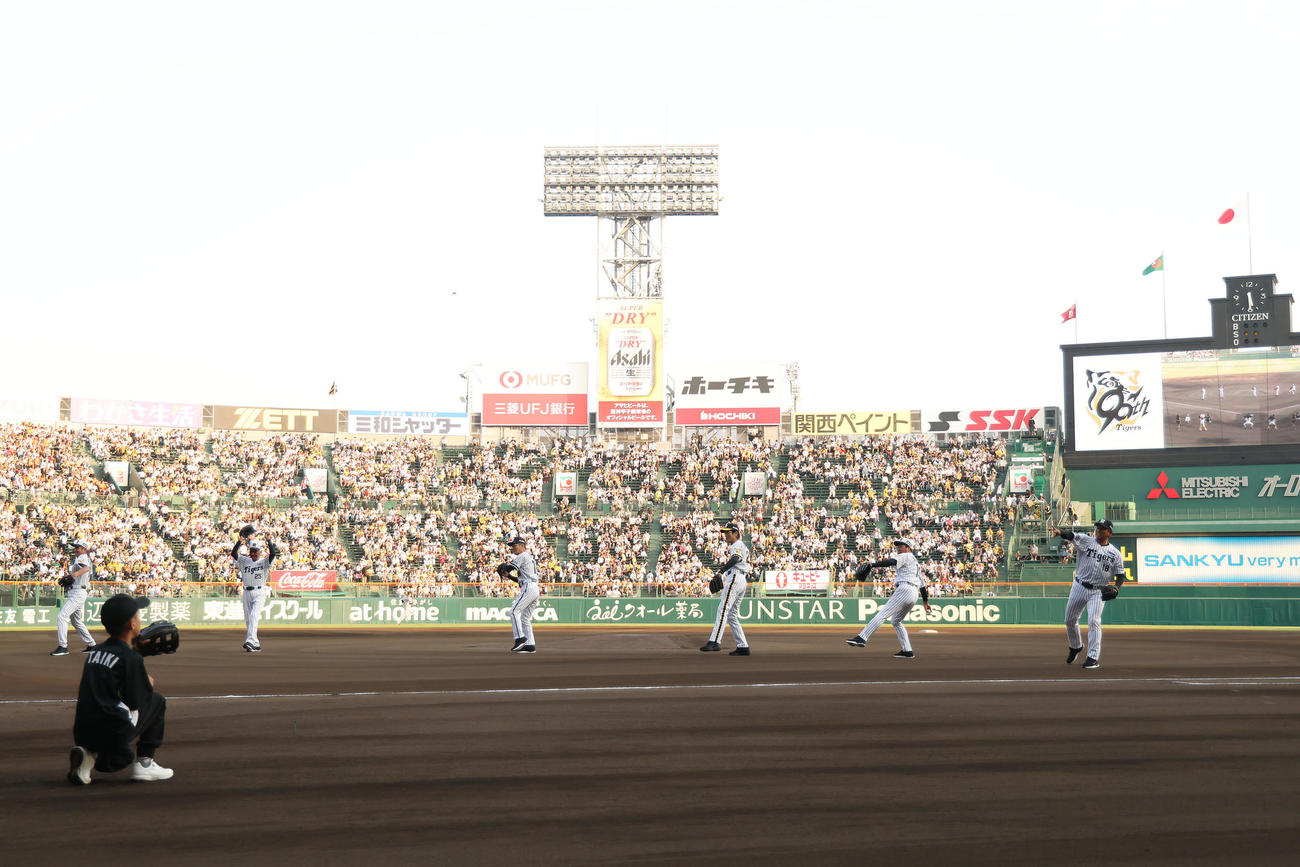 阪神対巨人　ファーストピッチセレモニーに登場したスペシャルゲストたち。左から野田浩司氏、山本和行氏、上田二朗氏、江本孟紀氏、中西清起氏、藪恵壹氏（撮影・前田充）