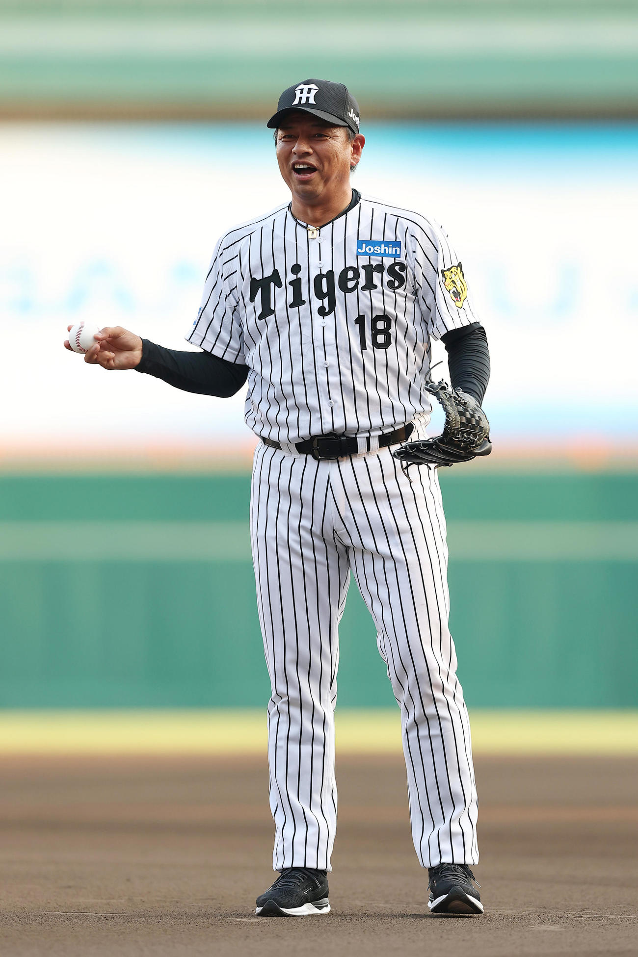 阪神対巨人　ファーストピッチセレモニーに登場した藪恵壹氏（撮影・前田充）