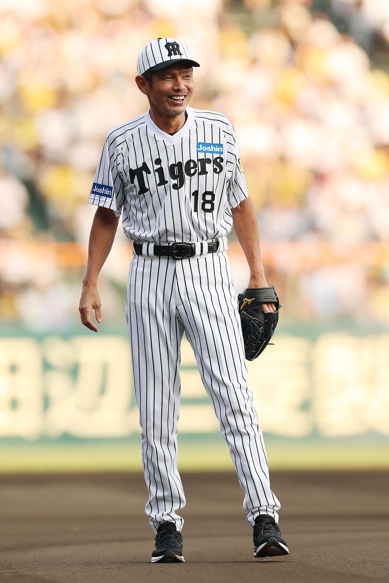 阪神対巨人　ファーストピッチセレモニーに登場した野田浩司氏（撮影・前田充）