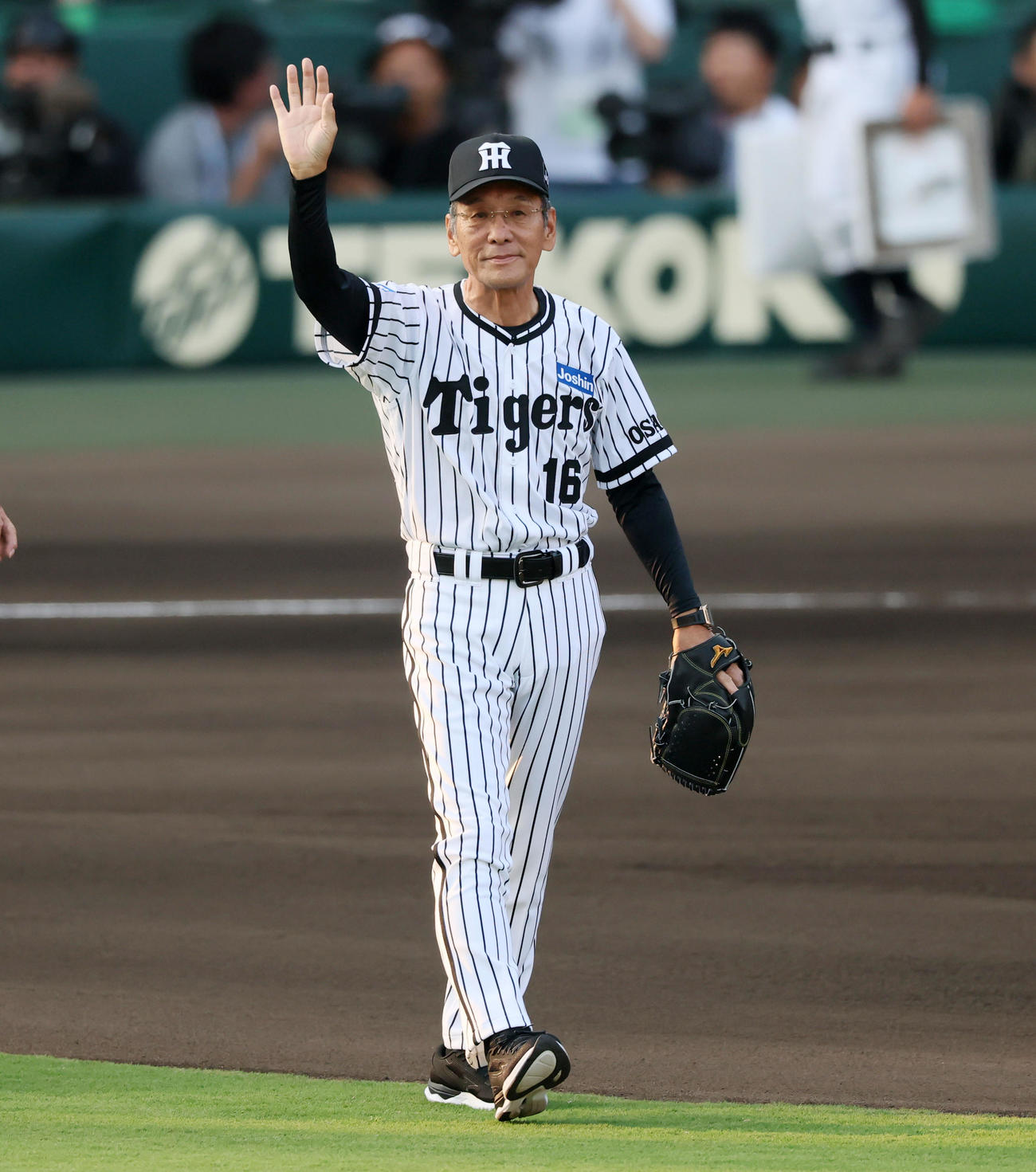 阪神対巨人　「タイガースOBによるファーストピッチセレモニー」に参加し場内1周する上田二朗氏（撮影・加藤哉）