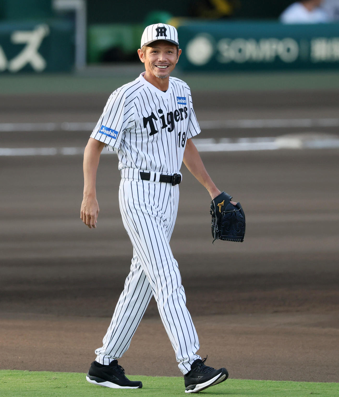 阪神対巨人　「タイガースOBによるファーストピッチセレモニー」に参加し場内1周する野田浩司氏（撮影・加藤哉）