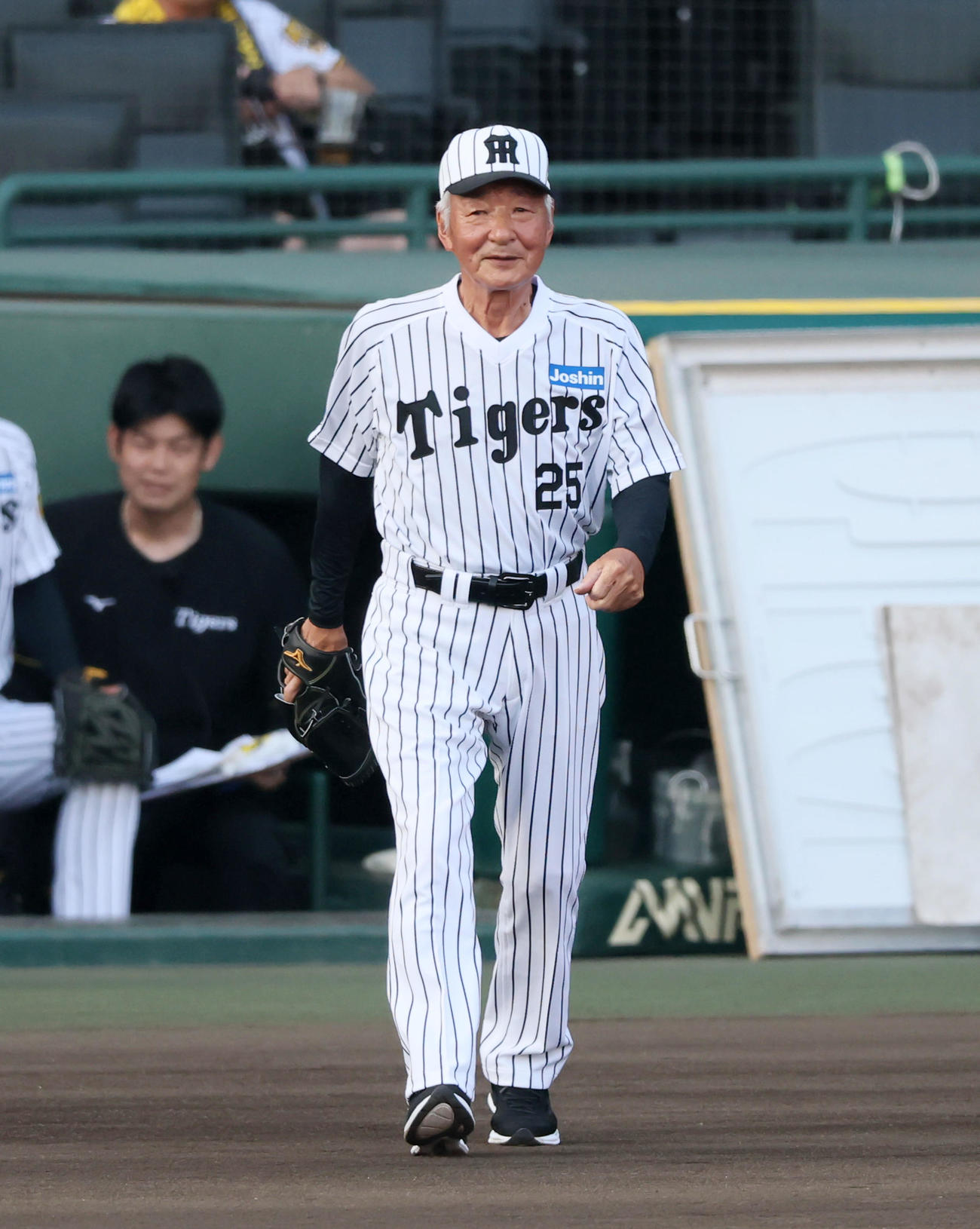 阪神対巨人　「タイガースOBによるファーストピッチセレモニー」に登場する山本和行氏（撮影・加藤哉）