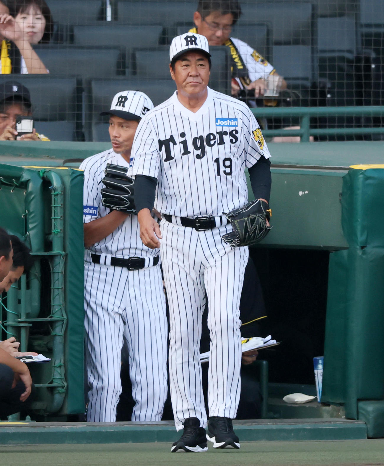 阪神対巨人　「タイガースOBによるファーストピッチセレモニー」に登場する中西清起氏（撮影・加藤哉）