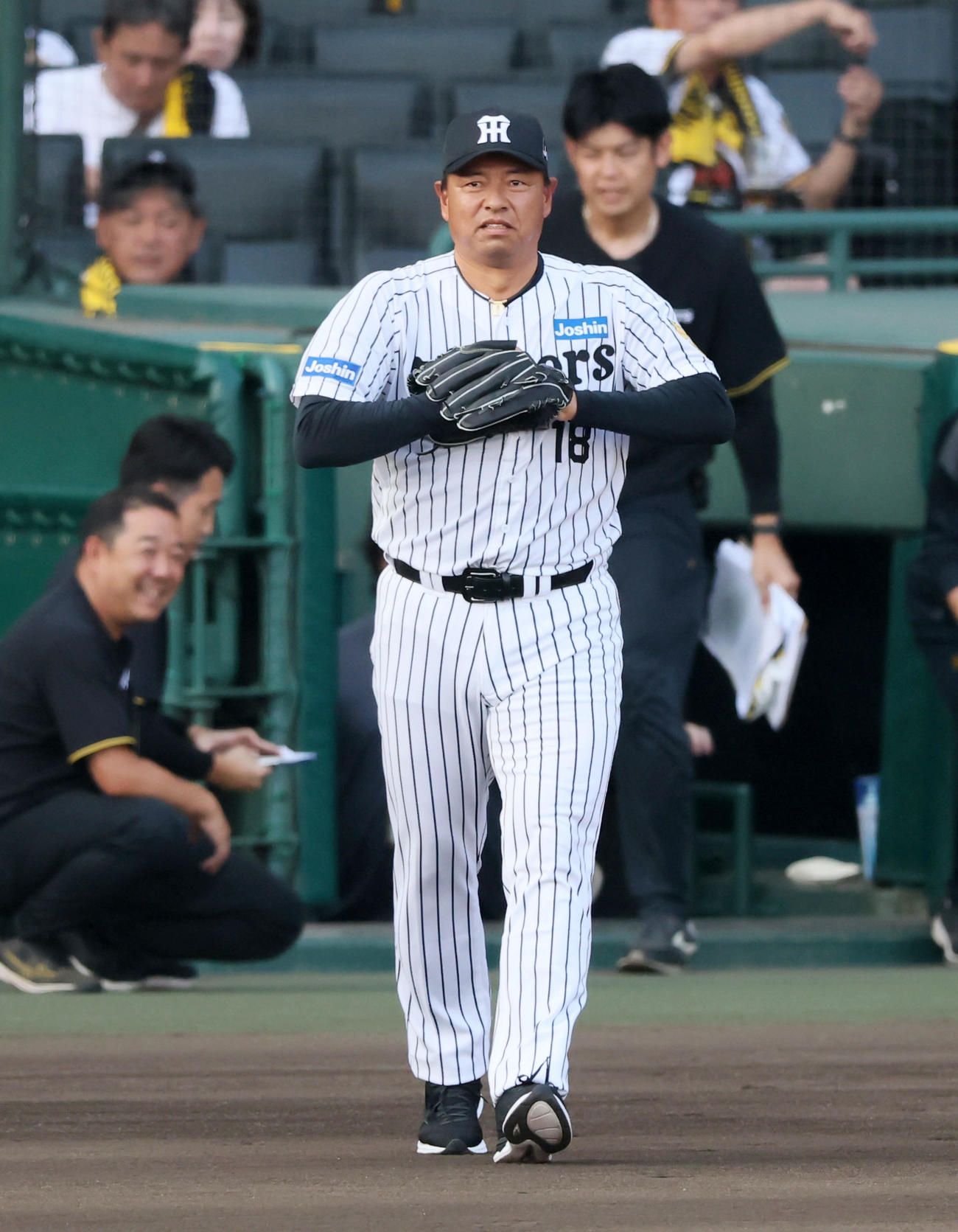 阪神対巨人　「タイガースOBによるファーストピッチセレモニー」に登場する藪恵壹氏（撮影・加藤哉）