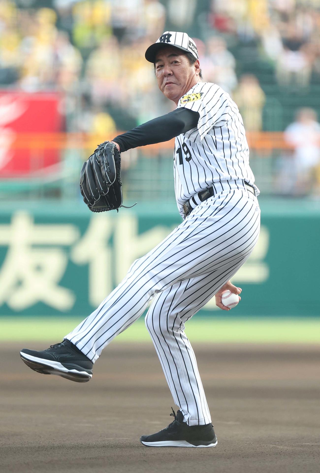 阪神対巨人　ファーストピッチセレモニーで投球する阪神OBの中西氏（撮影・上田博志）