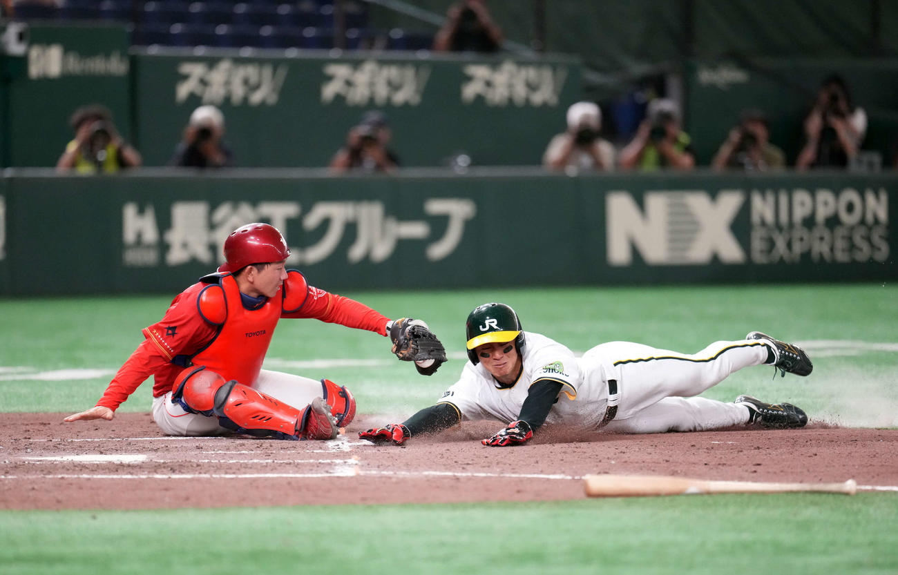 JR東日本東北対トヨタ自動車　5回表JR東日本東北1死二塁、生還を試みるもアウトとなるJR東日本東北・長嶋（右）（撮影・小島史椰）