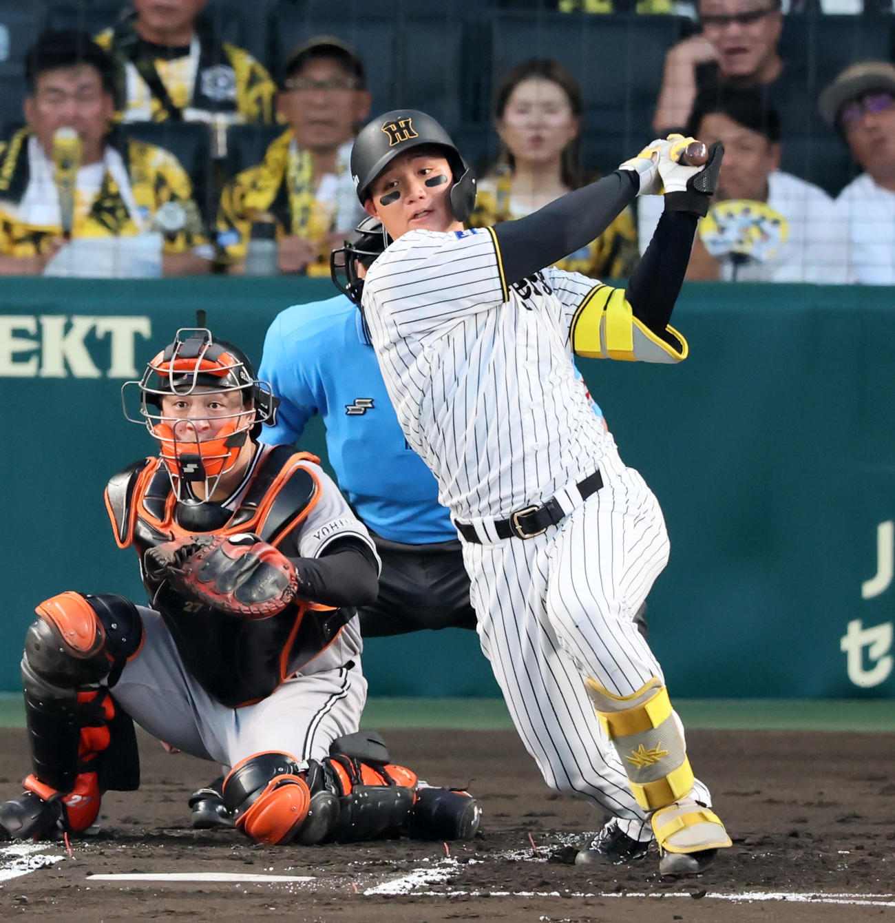 阪神対巨人　1回裏阪神1死二塁、森下は中越え適時二塁打を放つ（撮影・加藤哉）