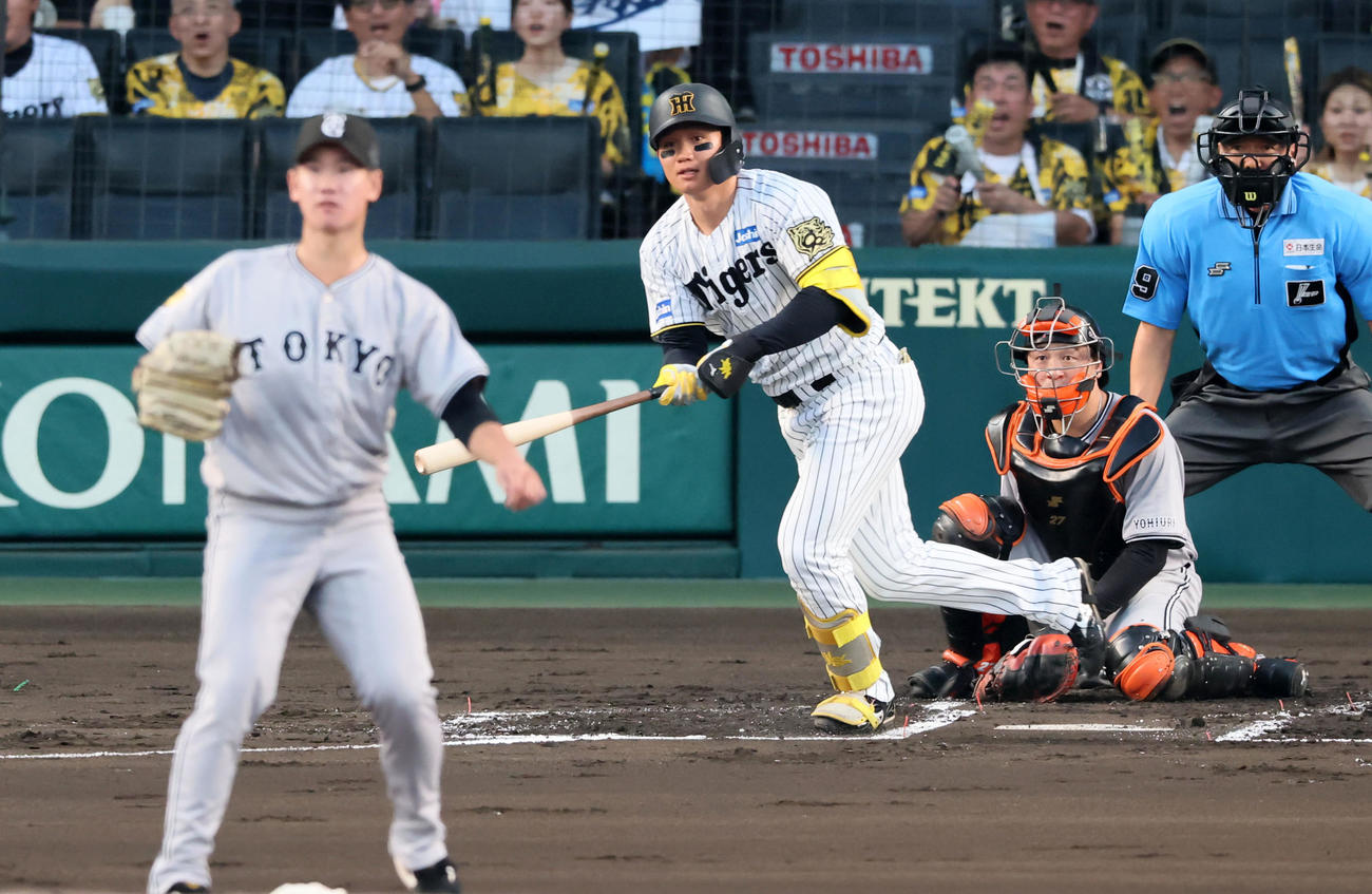 阪神対巨人　1回裏阪神1死二塁、森下は中越え適時二塁打を放つ。投手井上（撮影・加藤哉）