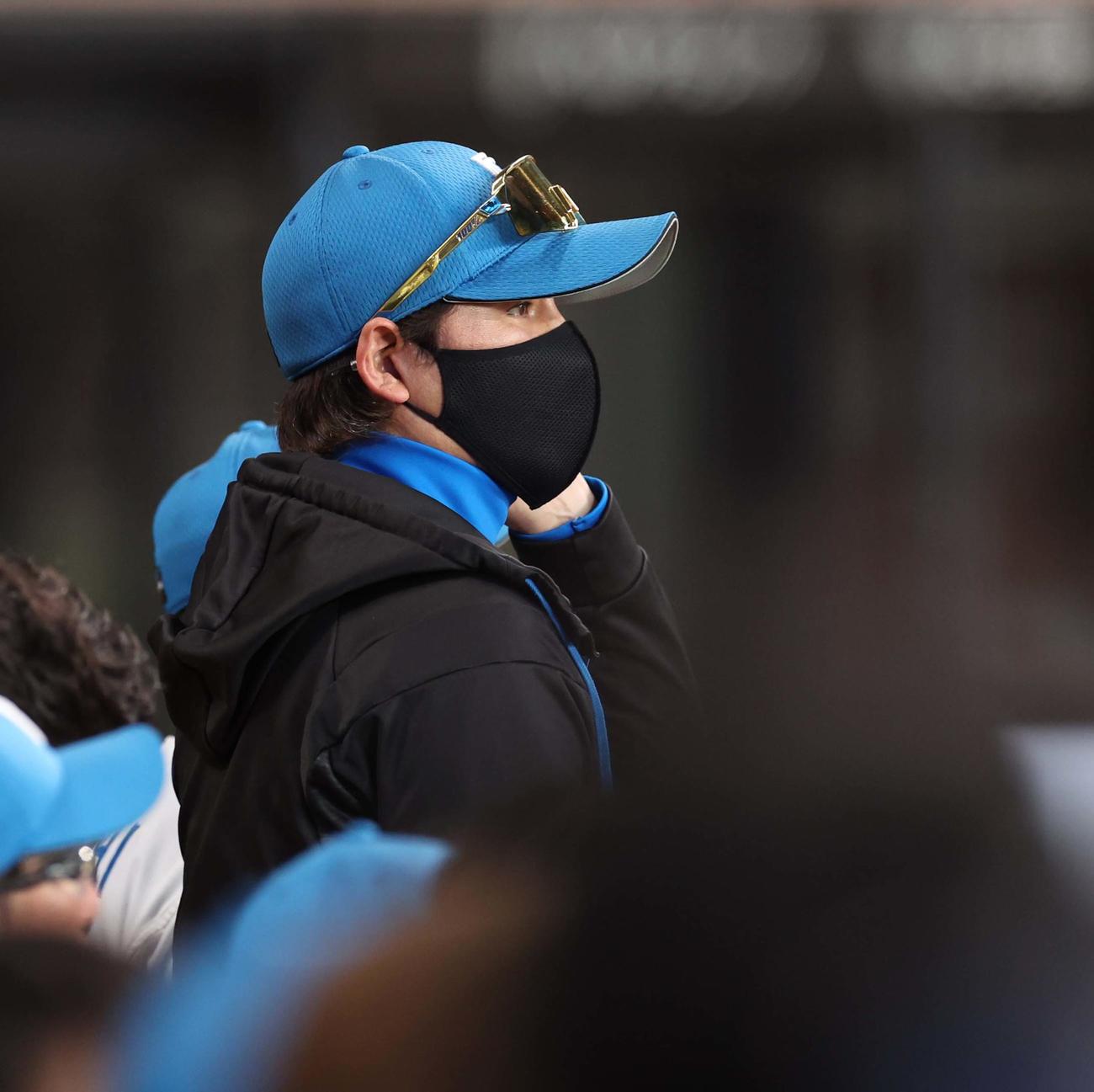 日本ハム対楽天　試合を見つめる新庄監督（撮影・黒川智章）