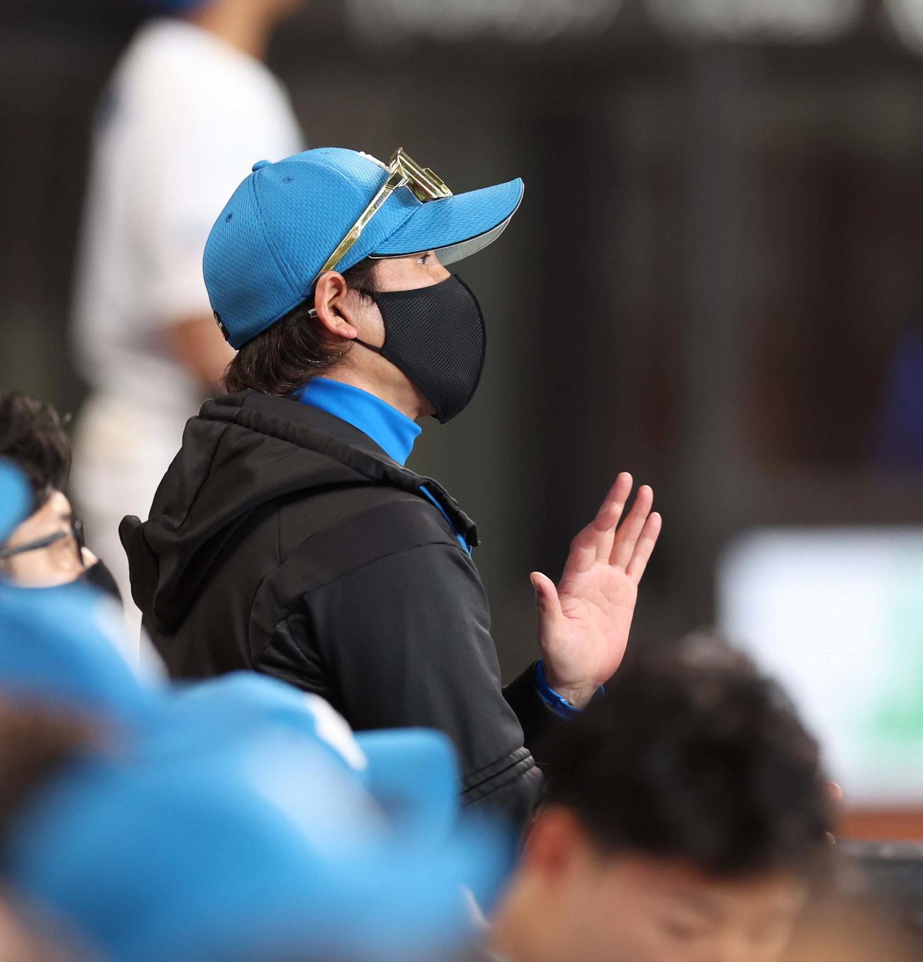 日本ハム対楽天　試合を見つめる新庄監督（撮影・黒川智章）