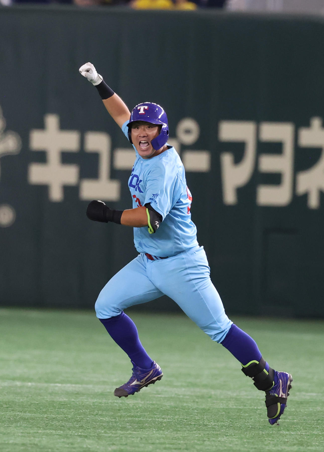 TDK対鷺宮製作所　9回表TDK2死一塁、代打・打川は左越えに本塁打を放ちガッツポーズする（撮影・柴田隆二）　　