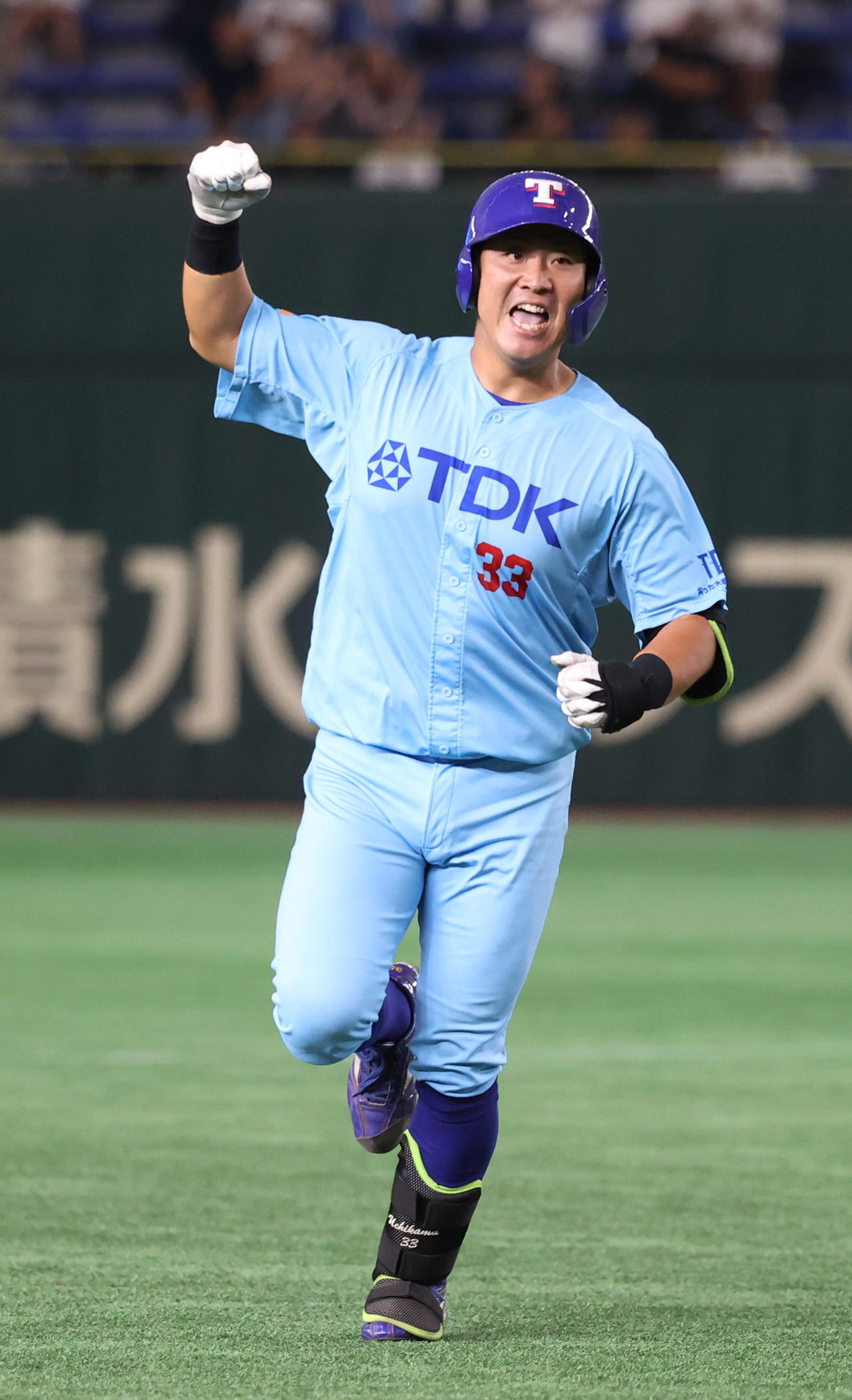 TDK対鷺宮製作所　9回表TDK2死一塁、代打・打川は左越えに本塁打を放ちガッツポーズする（撮影・柴田隆二）　　