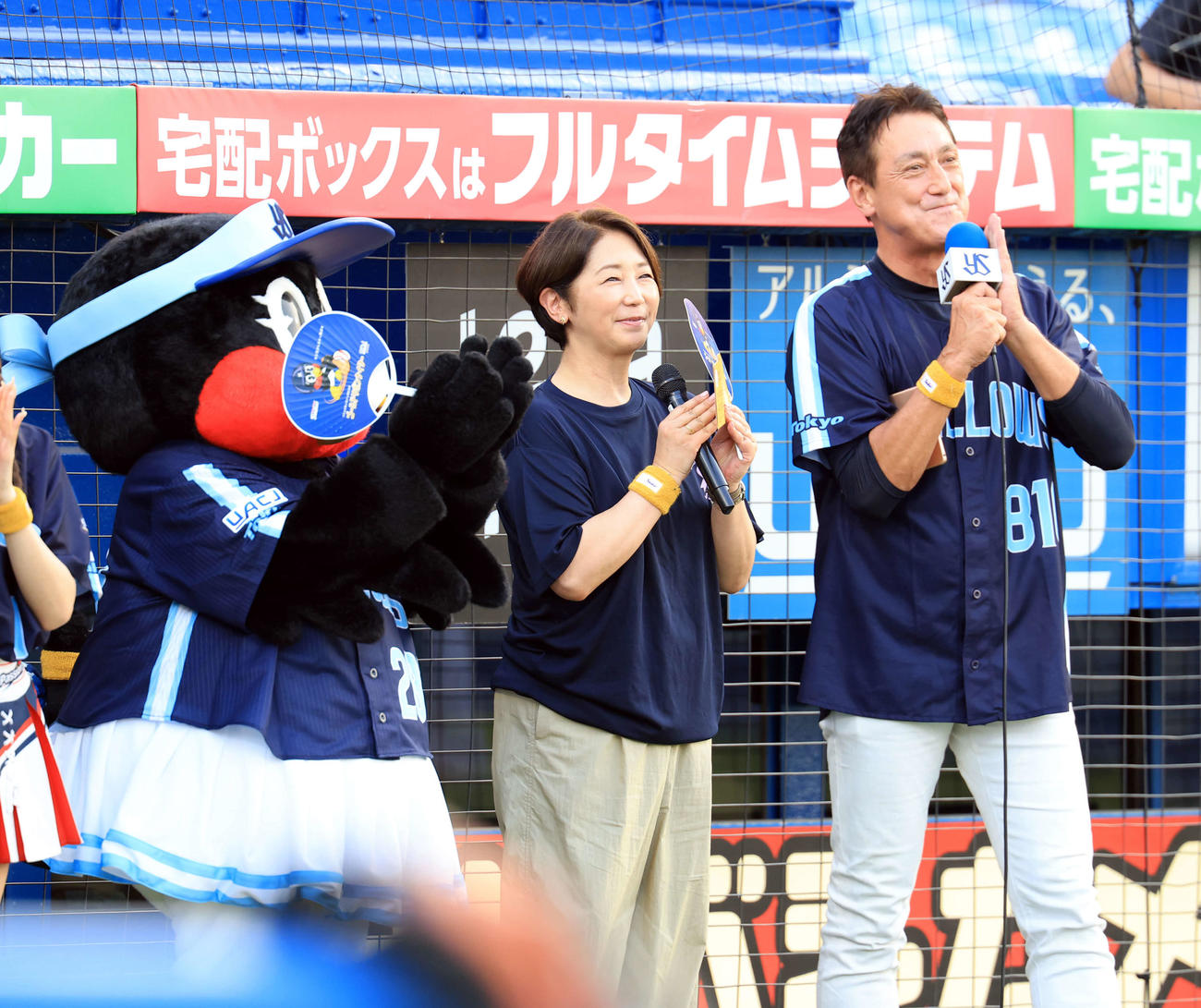 ヤクルト対広島　小児ガン啓発のゴールドリボンナイターで、試合前トークする中井美穂アナウンサー（中央）（撮影・浅見桂子）