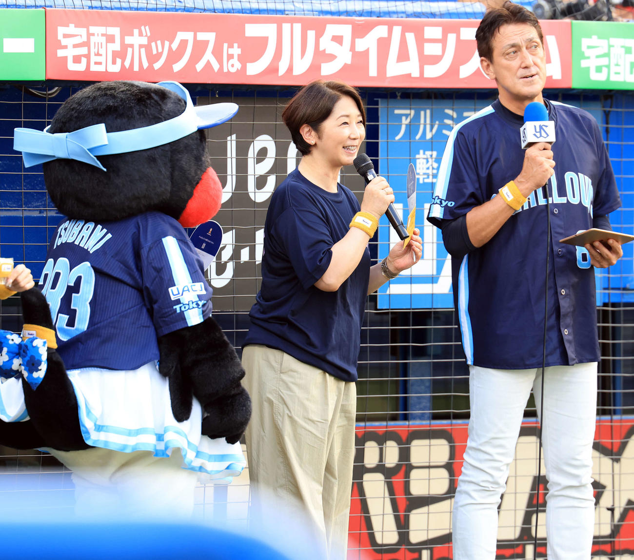 ヤクルト対広島　小児ガン啓発のゴールドリボンナイターで、試合前トークする中井美穂アナウンサー（中央）（撮影・浅見桂子）