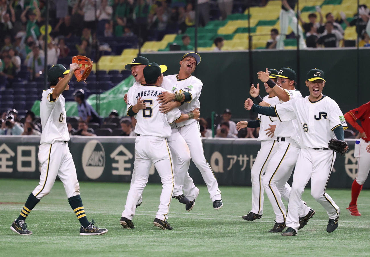 JR東日本東北対トヨタ自動車　タイブレーク10回で勝利したJR東日本東北ナインは喜び合う（撮影・柴田隆二）　　