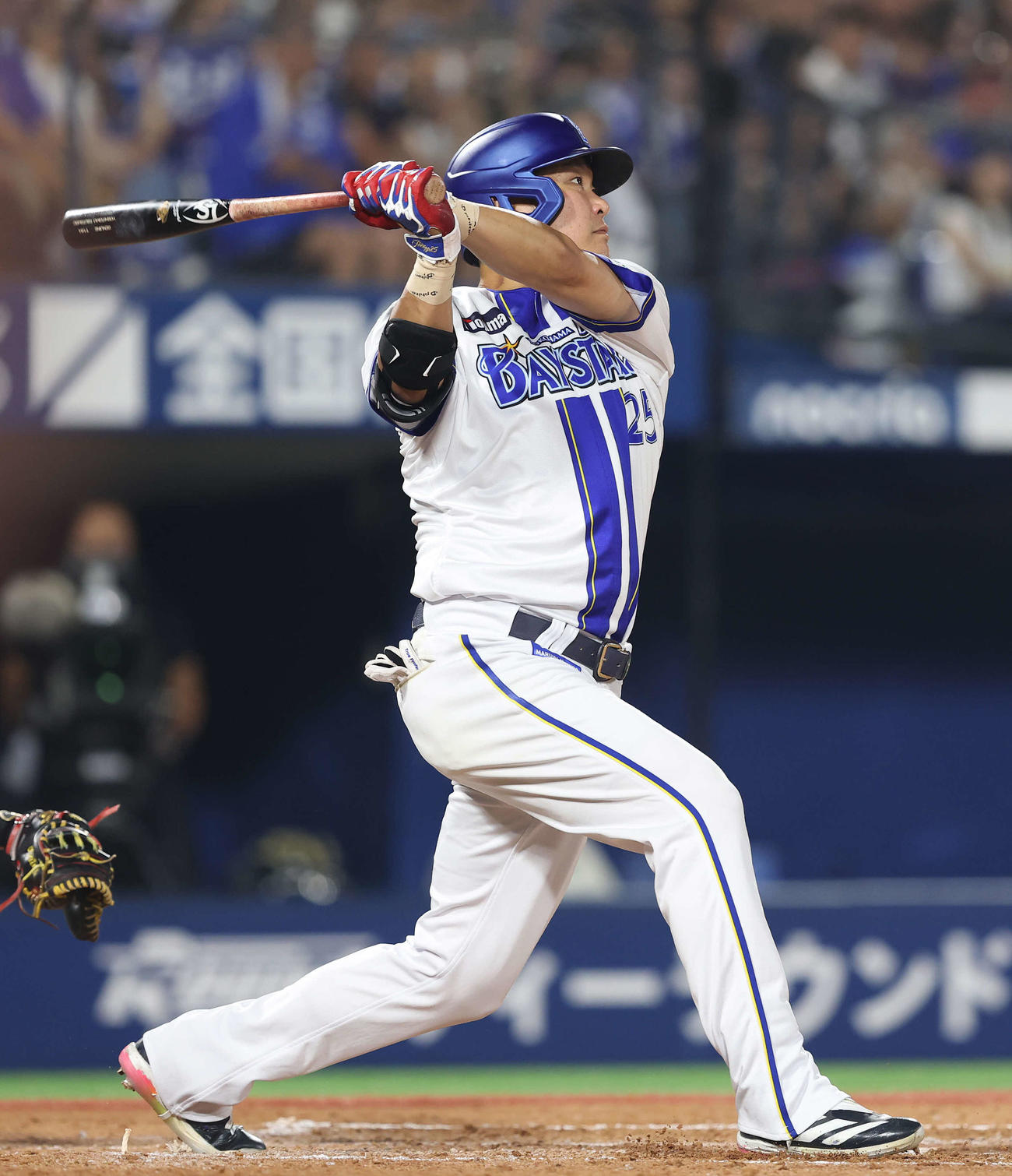 DeNA対中日　3回裏DeNA2死、右中間ソロ本塁打を放つ筒香（撮影・河田真司）