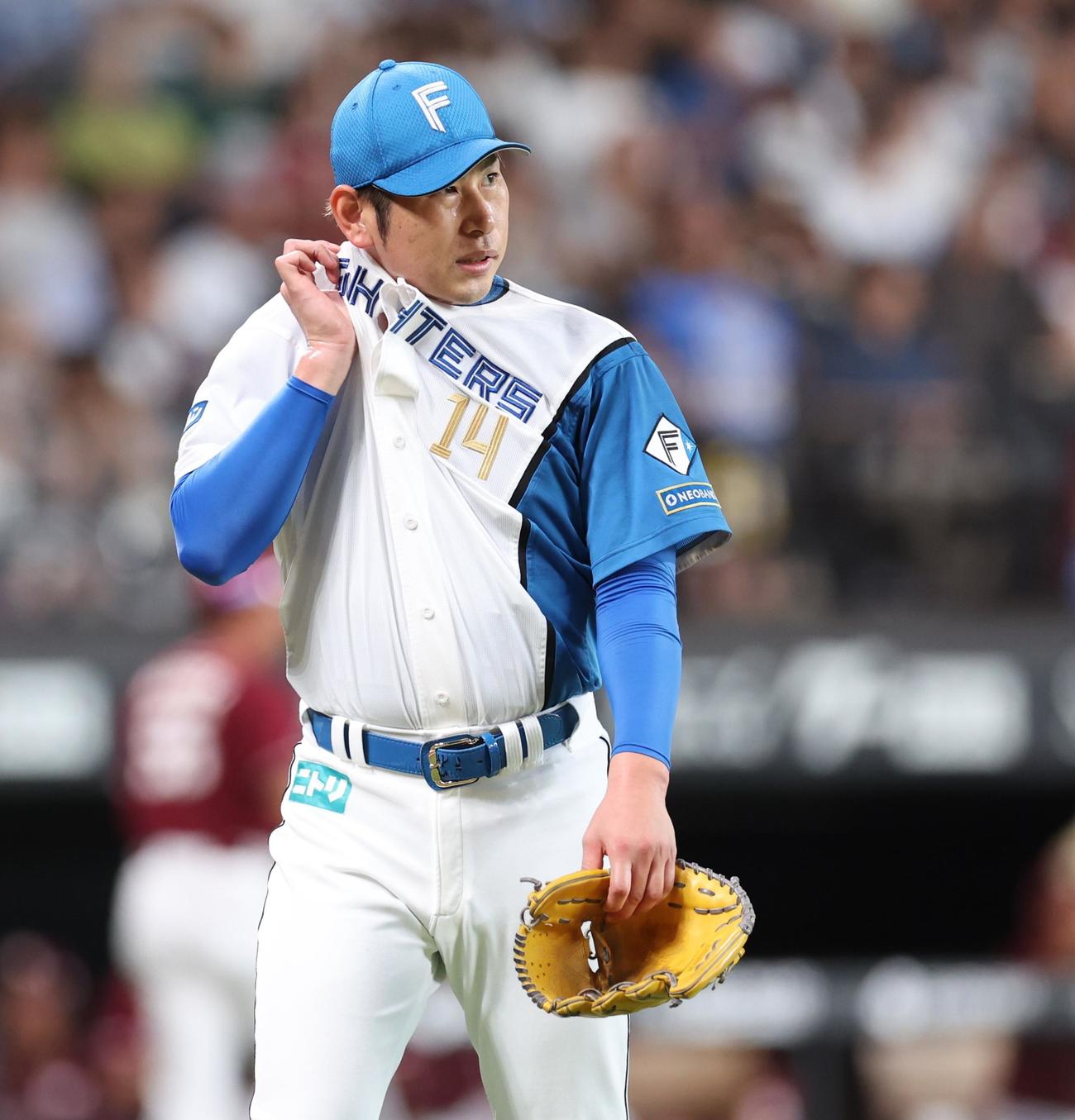 日本ハム対楽天　1回表、失点し汗を拭く加藤貴（撮影・黒川智章）