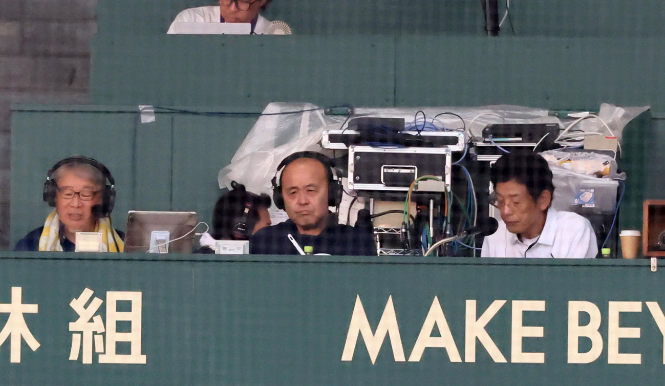阪神対巨人　ネット裏から解説を行う岡田オーナー付顧問。右は江本氏（撮影・加藤哉）