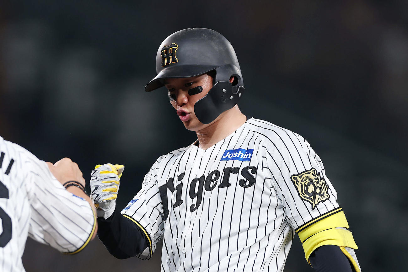 阪神対巨人　3回裏阪神1死一塁、左前打を放った森下（撮影・前田充）