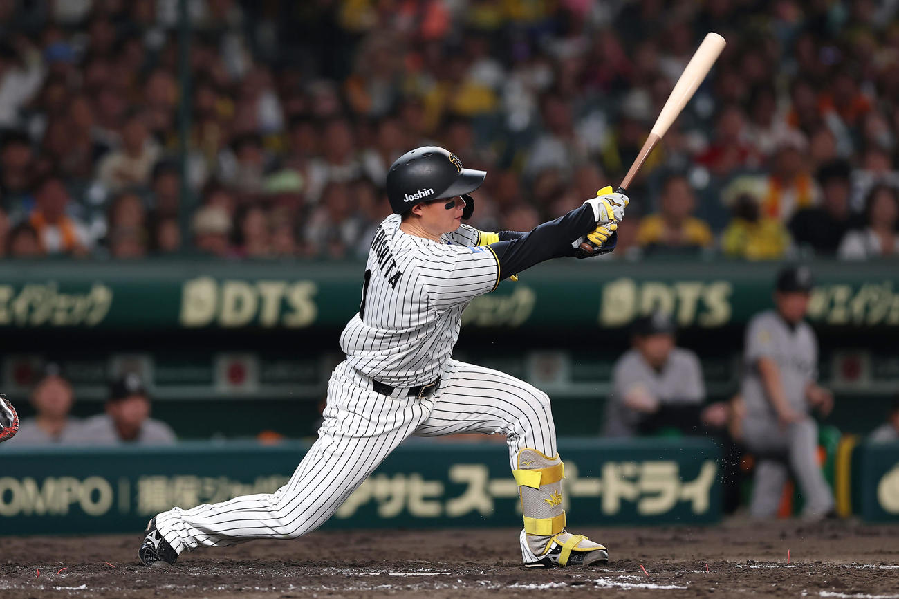 阪神対巨人　3回裏阪神1死一塁、左前打を放つ森下（撮影・前田充）