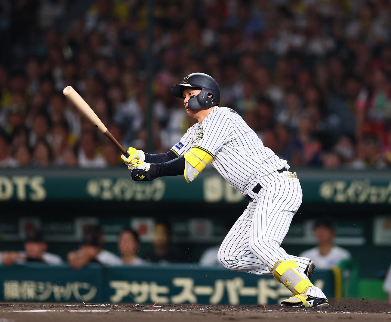 阪神対巨人　3回裏阪神1死一塁、森下は左前打を放つ（撮影・藤尾明華）
