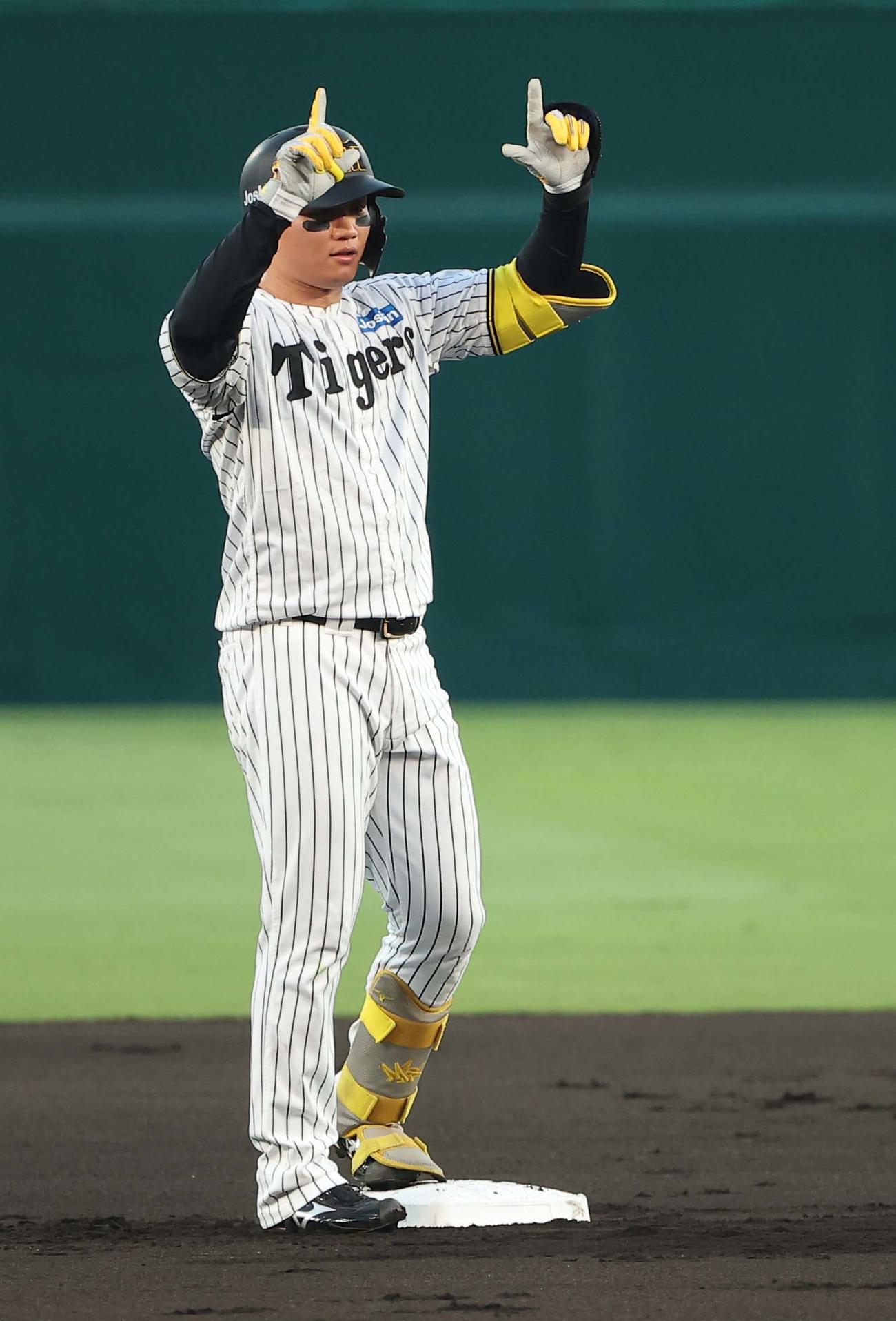 阪神対巨人　1回裏阪神1死二塁、森下は先制適時二塁打を放つ（撮影・上田博志）