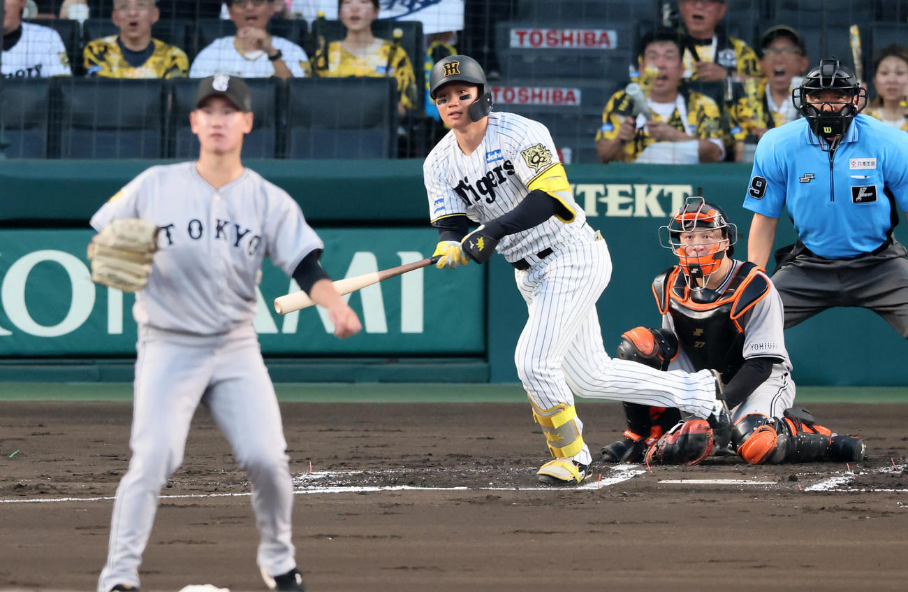 阪神対巨人　1回裏阪神1死二塁、森下は中越え適時二塁打を放つ。投手井上（撮影・加藤哉）