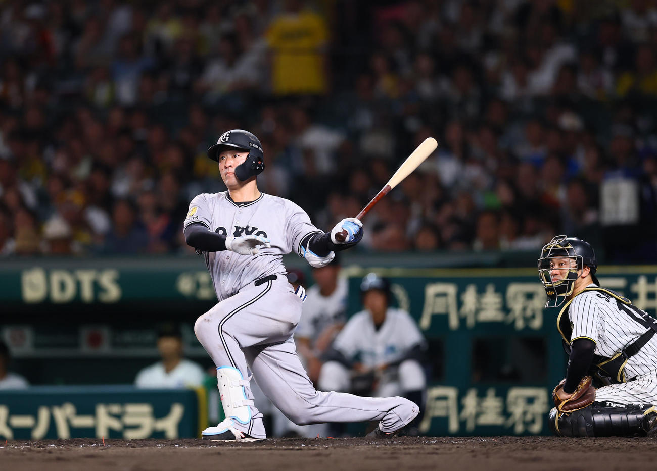 阪神対巨人　5回表巨人2死一、二塁、岸田は左前に同点適時打を放つ（撮影・藤尾明華）