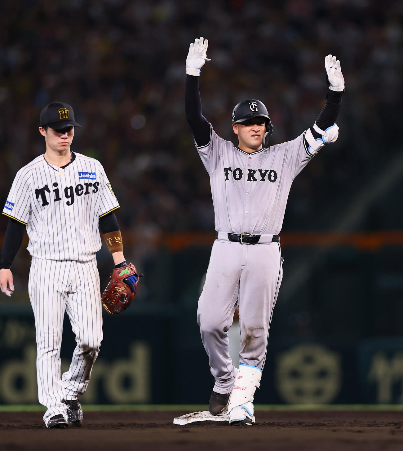 阪神対巨人　5回表巨人2死一、二塁、岸田は左前に同点適時打を放ちポーズをとる（撮影・藤尾明華）