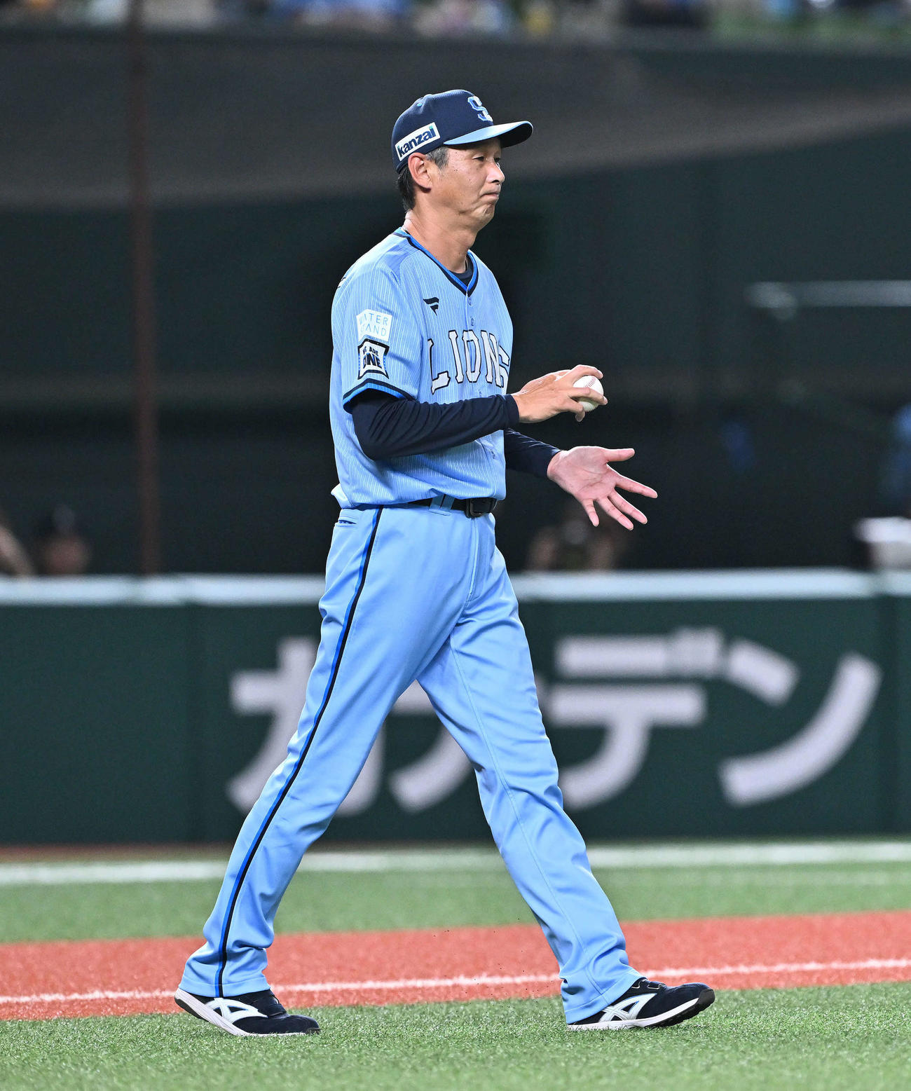 西武対オリックス　8回表、投手の交代を告げにマウンドに向かう西武西口監督（撮影・滝沢徹郎）