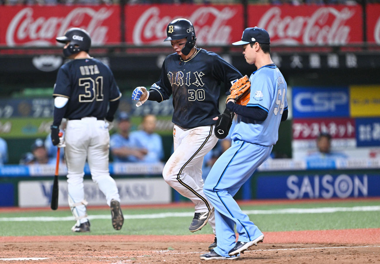 西武対オリックス　5回表オリックス2死三塁、黒木（右）の暴投で生還する広岡（中央）（撮影・滝沢徹郎）