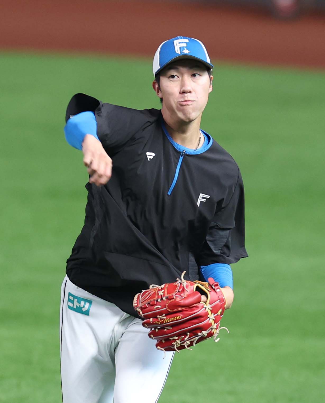 日本ハム対楽天　キャッチボールする福島（撮影・黒川智章）