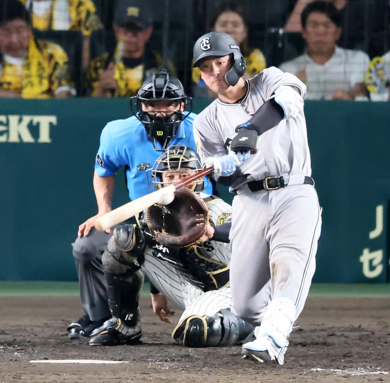阪神対巨人　5回表巨人2死一、二塁、岸田は左越え適時二塁打を放つ（撮影・加藤哉）