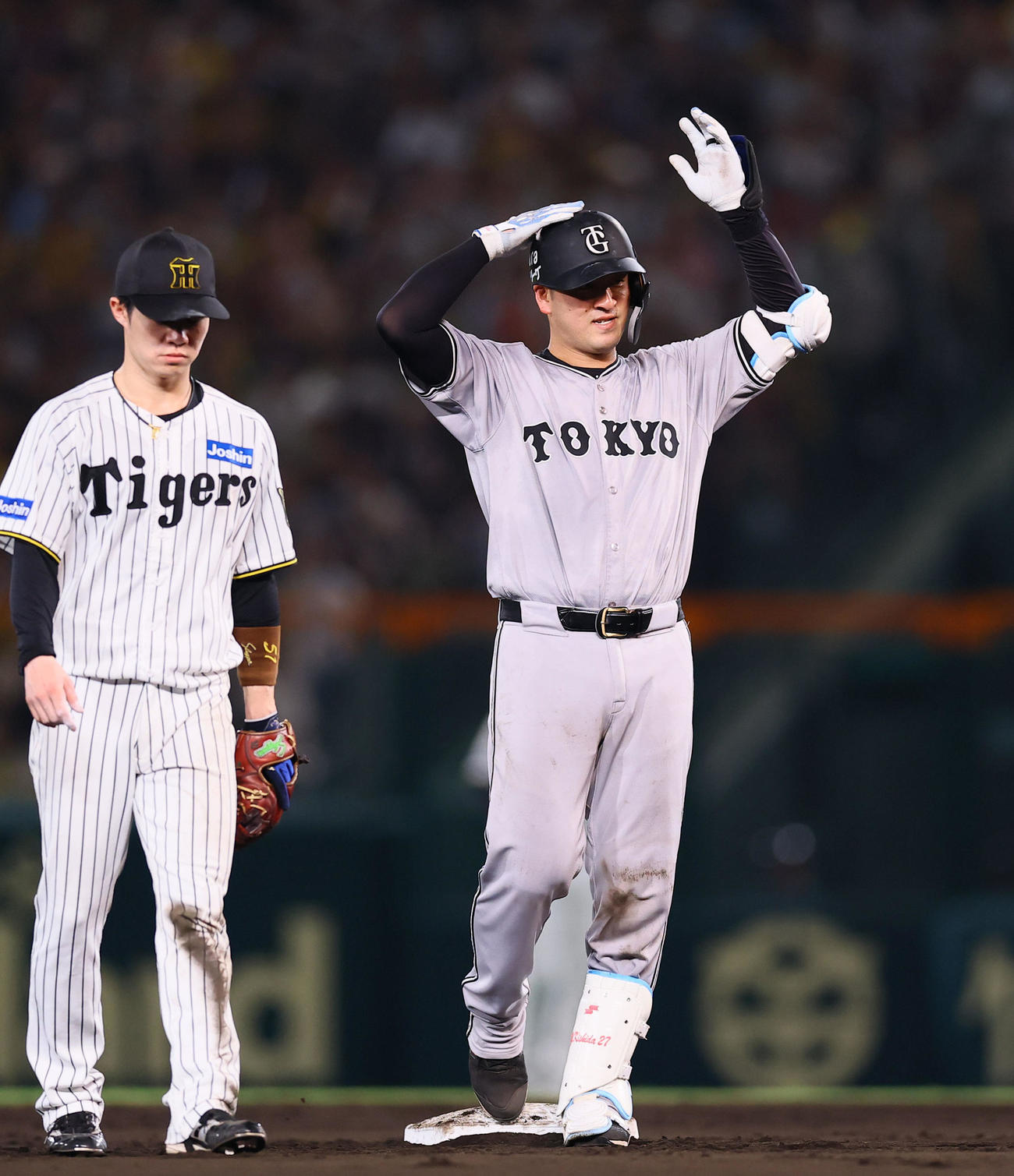 阪神対巨人　5回表巨人2死一、二塁、岸田は左前に同点適時打を放ちポーズをとる（撮影・藤尾明華）