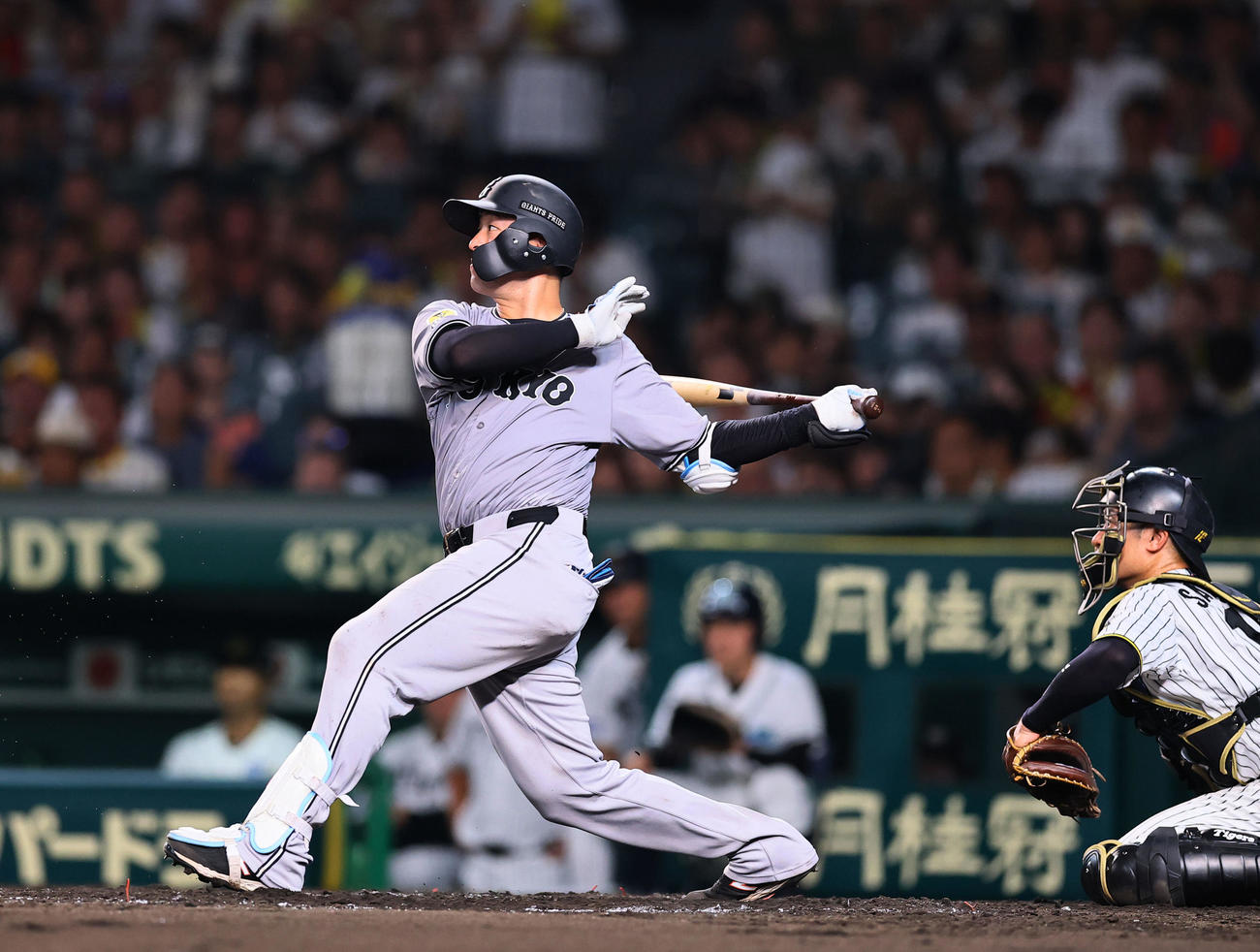 阪神対巨人　3回表巨人2死一塁、岸田は右前打を放つ（撮影・藤尾明華）