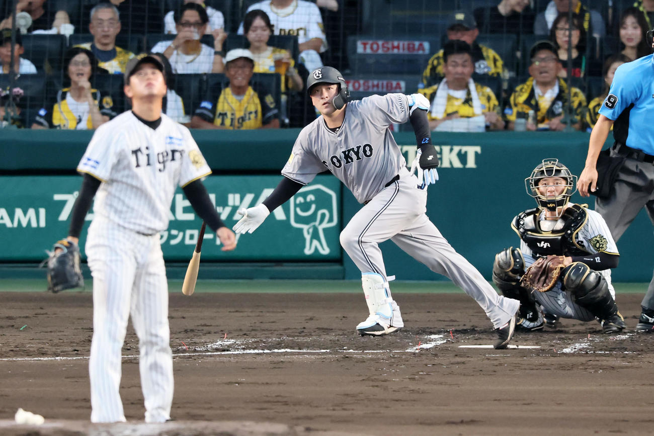 阪神対巨人　2回表巨人無死、岸田は中前打を放つ。投手高橋（撮影・加藤哉）