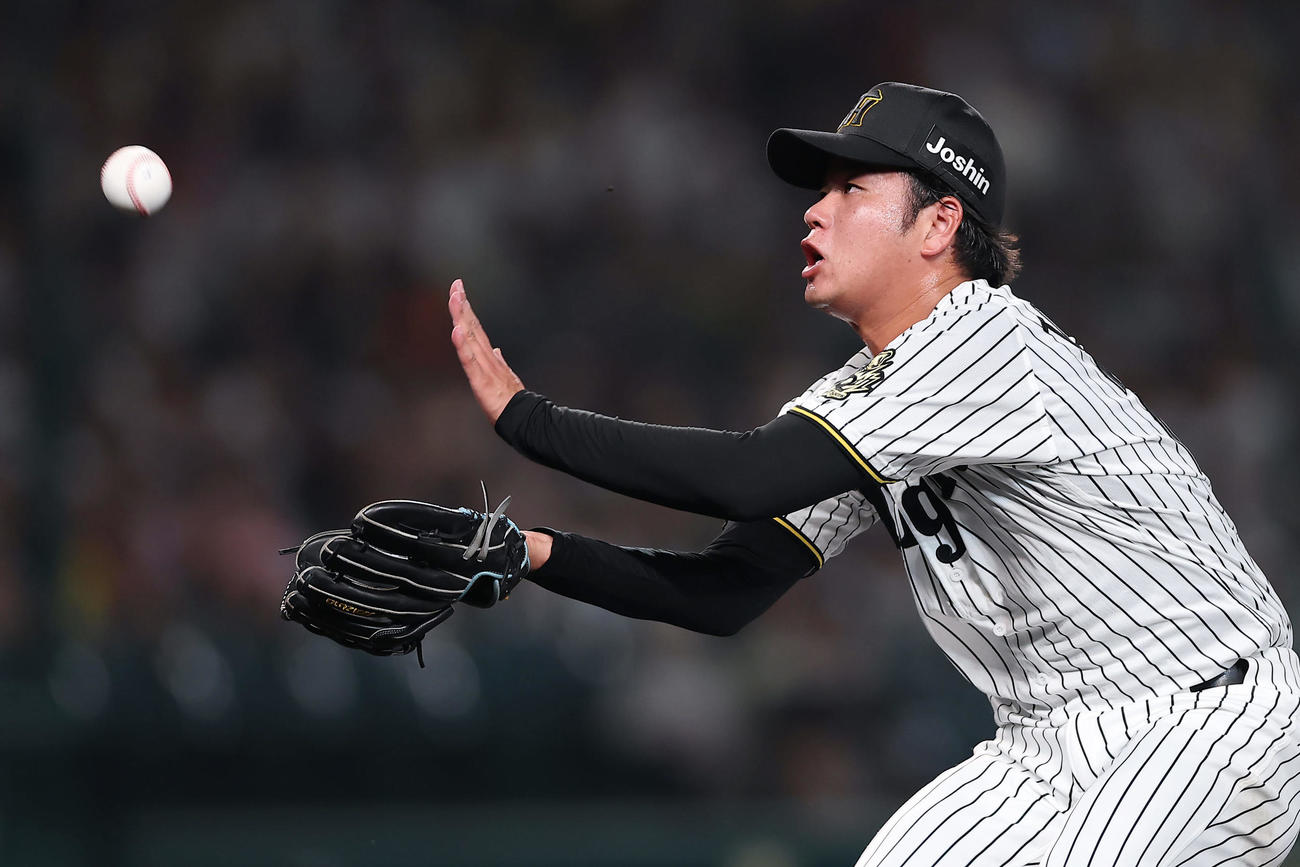 阪神対巨人　3回表巨人2死一、二塁、キャベッジの打球に反応し、投ゴロに打ち取る高橋（撮影・前田充）