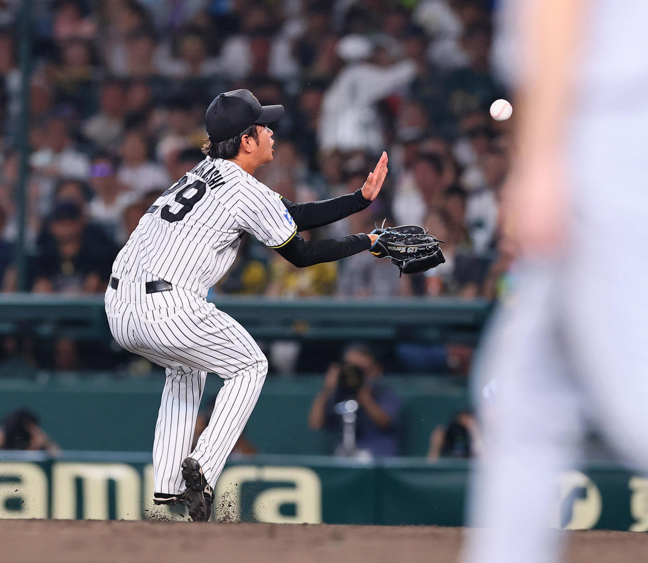阪神対巨人　3回表巨人2死一、二塁、キャベッジを投ゴロに打ち取り捕球する高橋（撮影・藤尾明華）